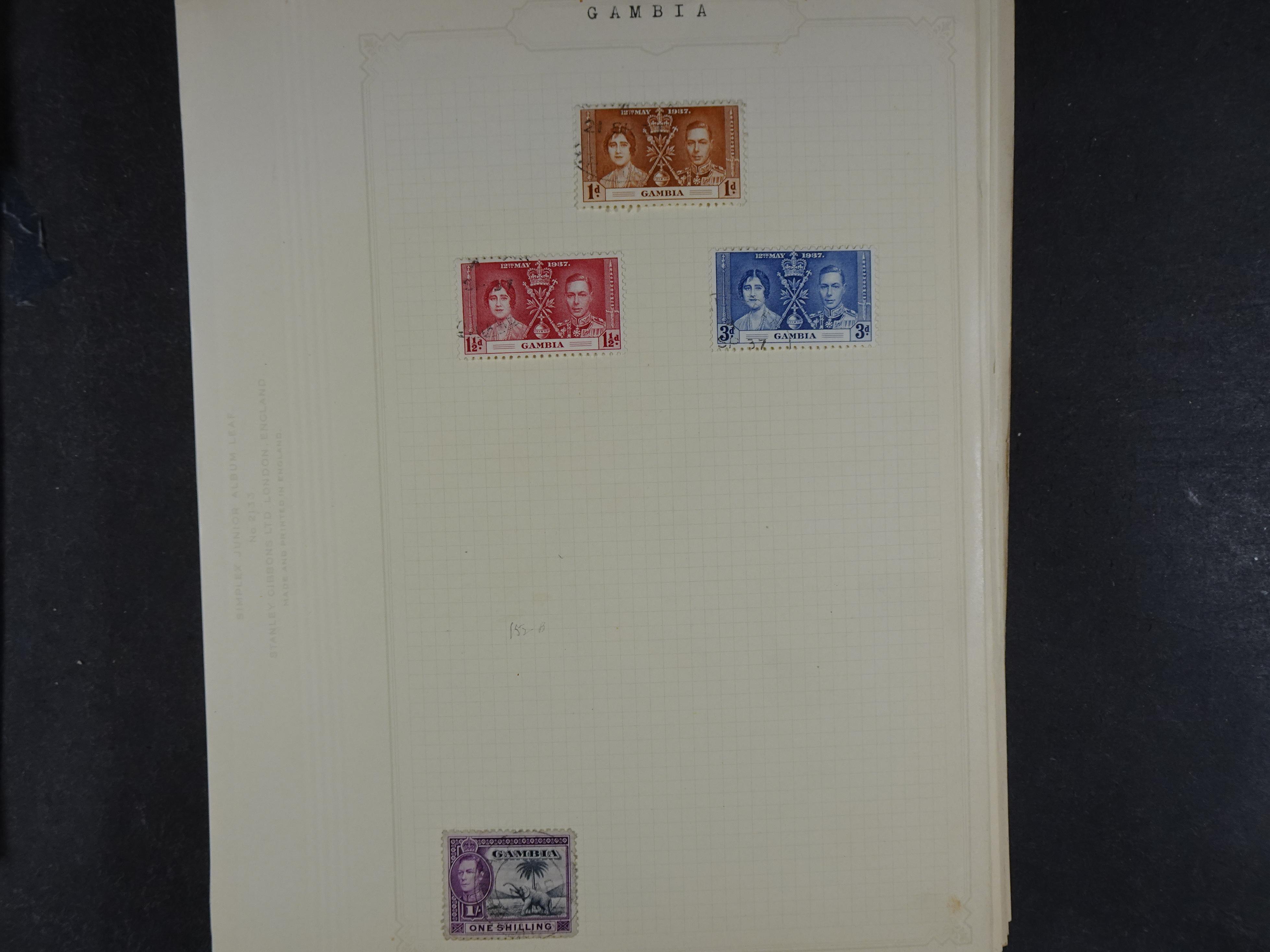 Doos met allerlei materiaal diverse betere zegels en fraaie stempels.
 289