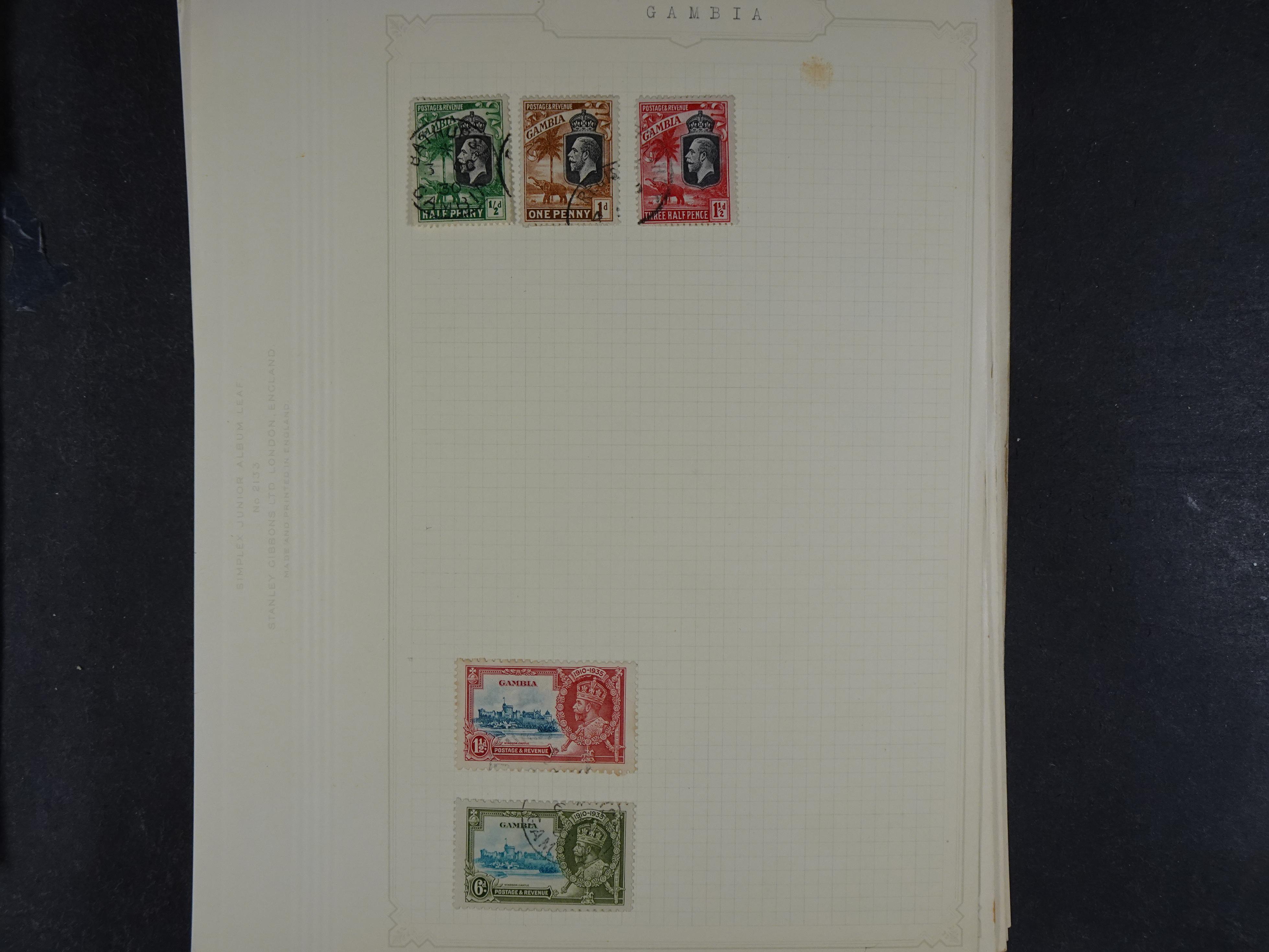 Doos met allerlei materiaal diverse betere zegels en fraaie stempels.
 290