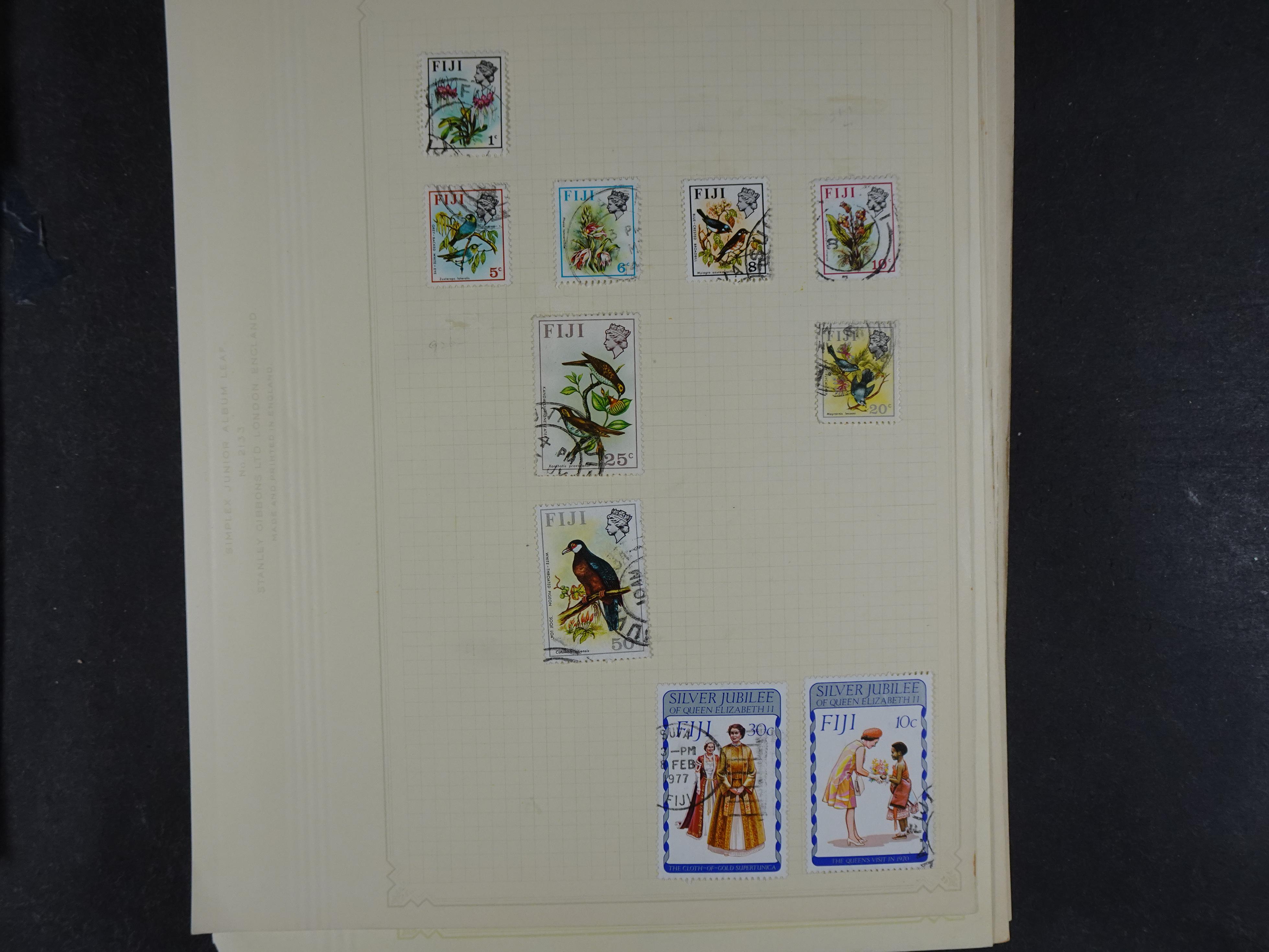 Doos met allerlei materiaal diverse betere zegels en fraaie stempels.
 291