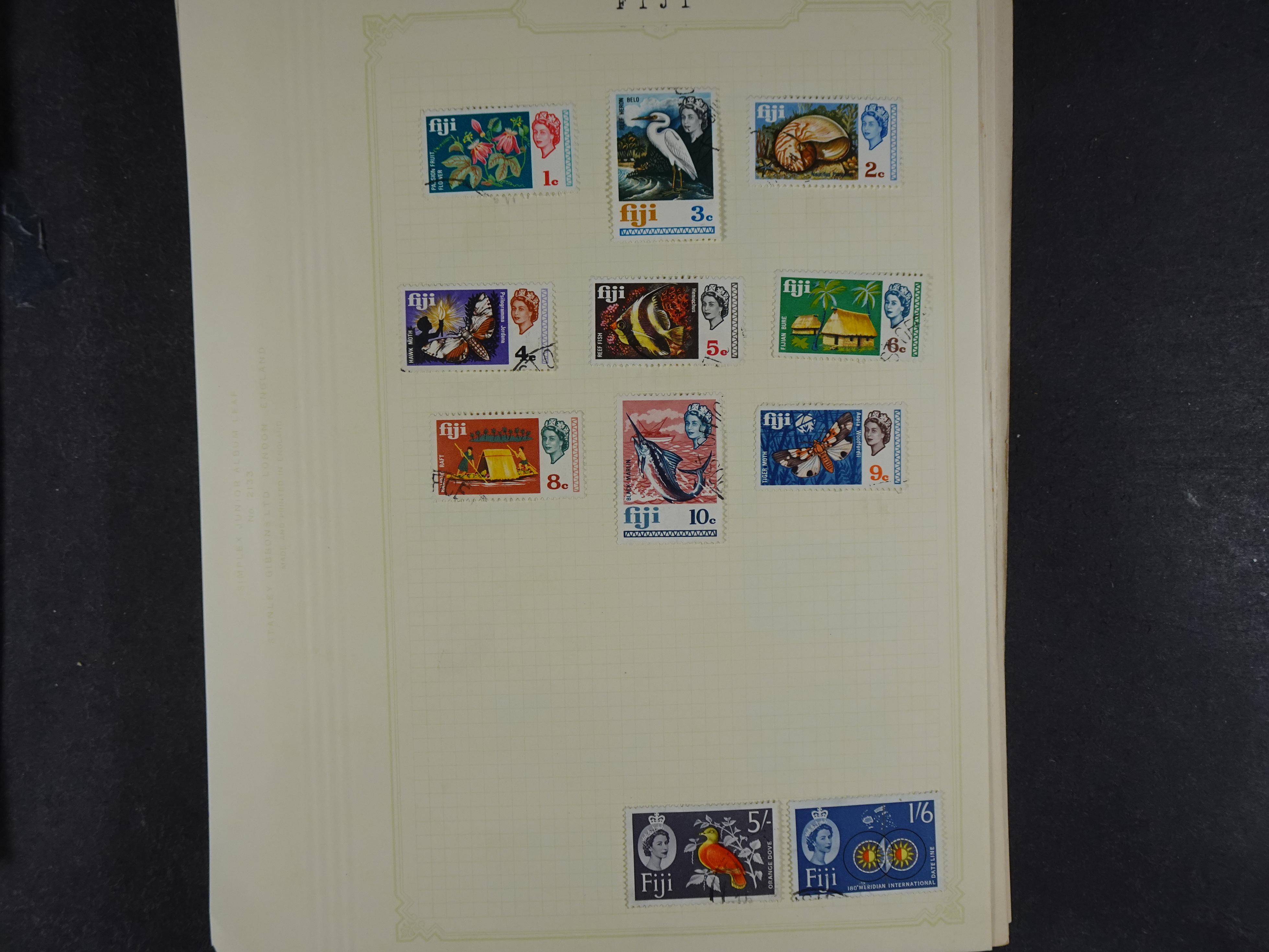 Doos met allerlei materiaal diverse betere zegels en fraaie stempels.
 292