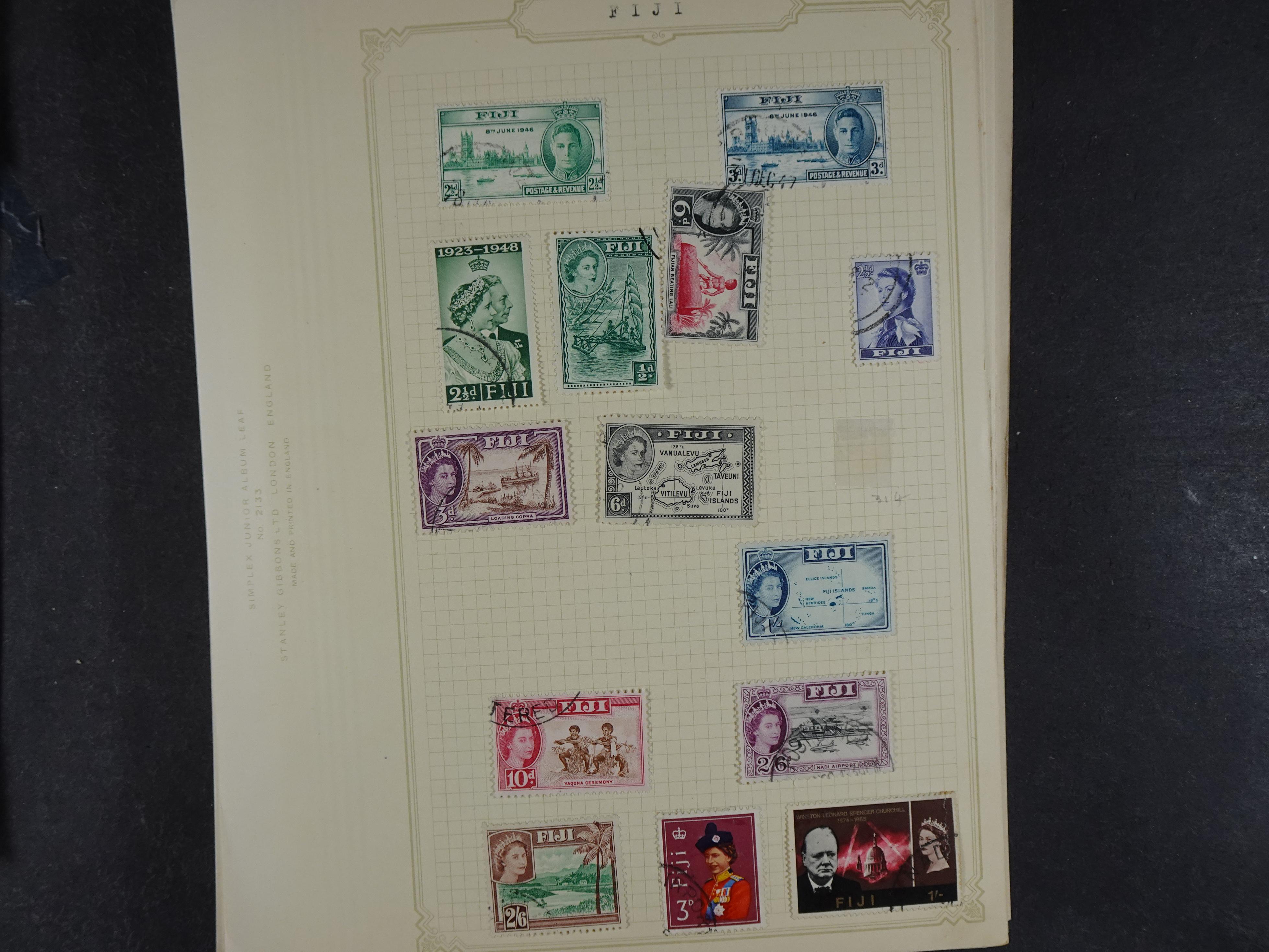 Doos met allerlei materiaal diverse betere zegels en fraaie stempels.
 293