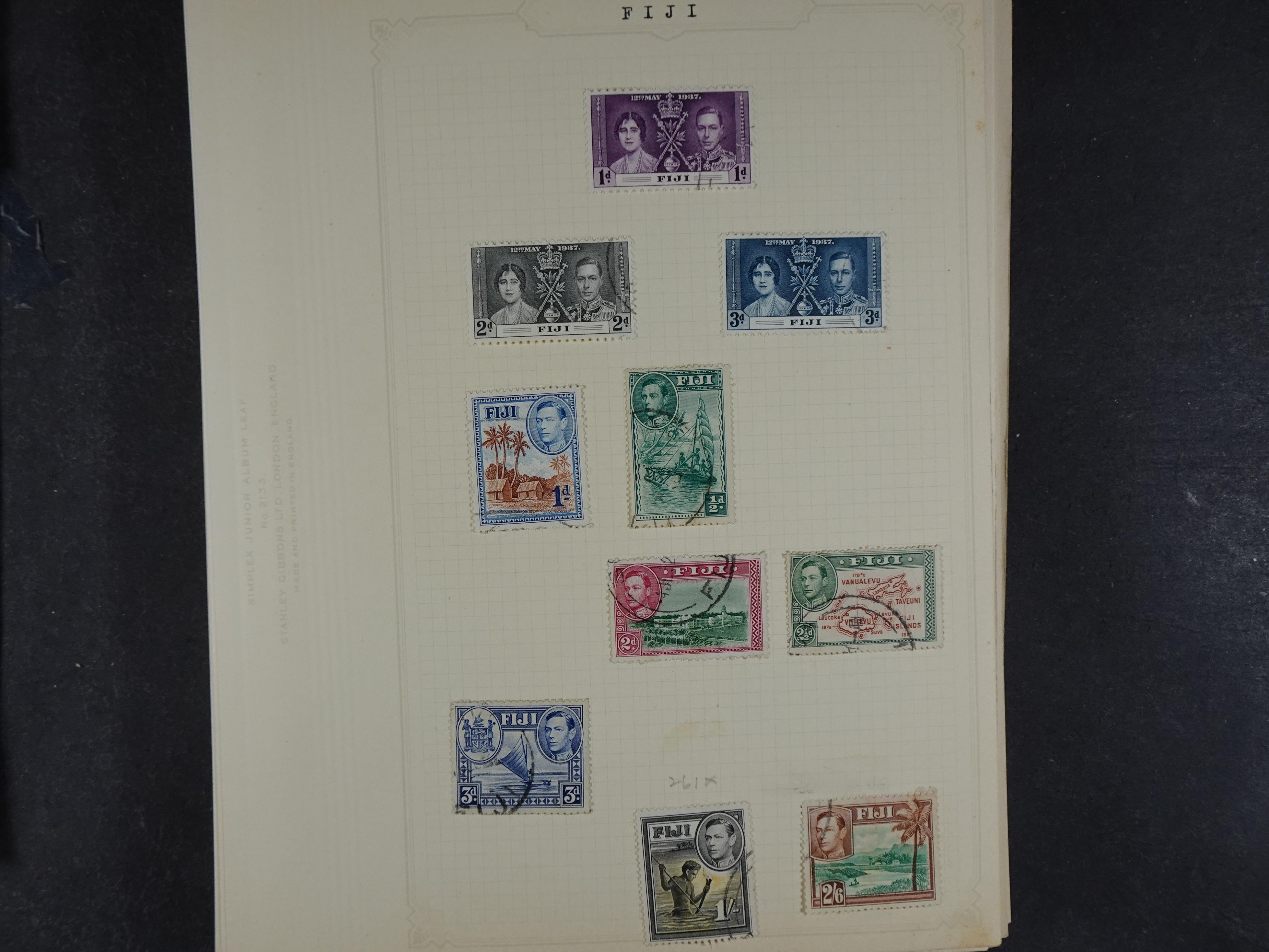 Doos met allerlei materiaal diverse betere zegels en fraaie stempels.
 294