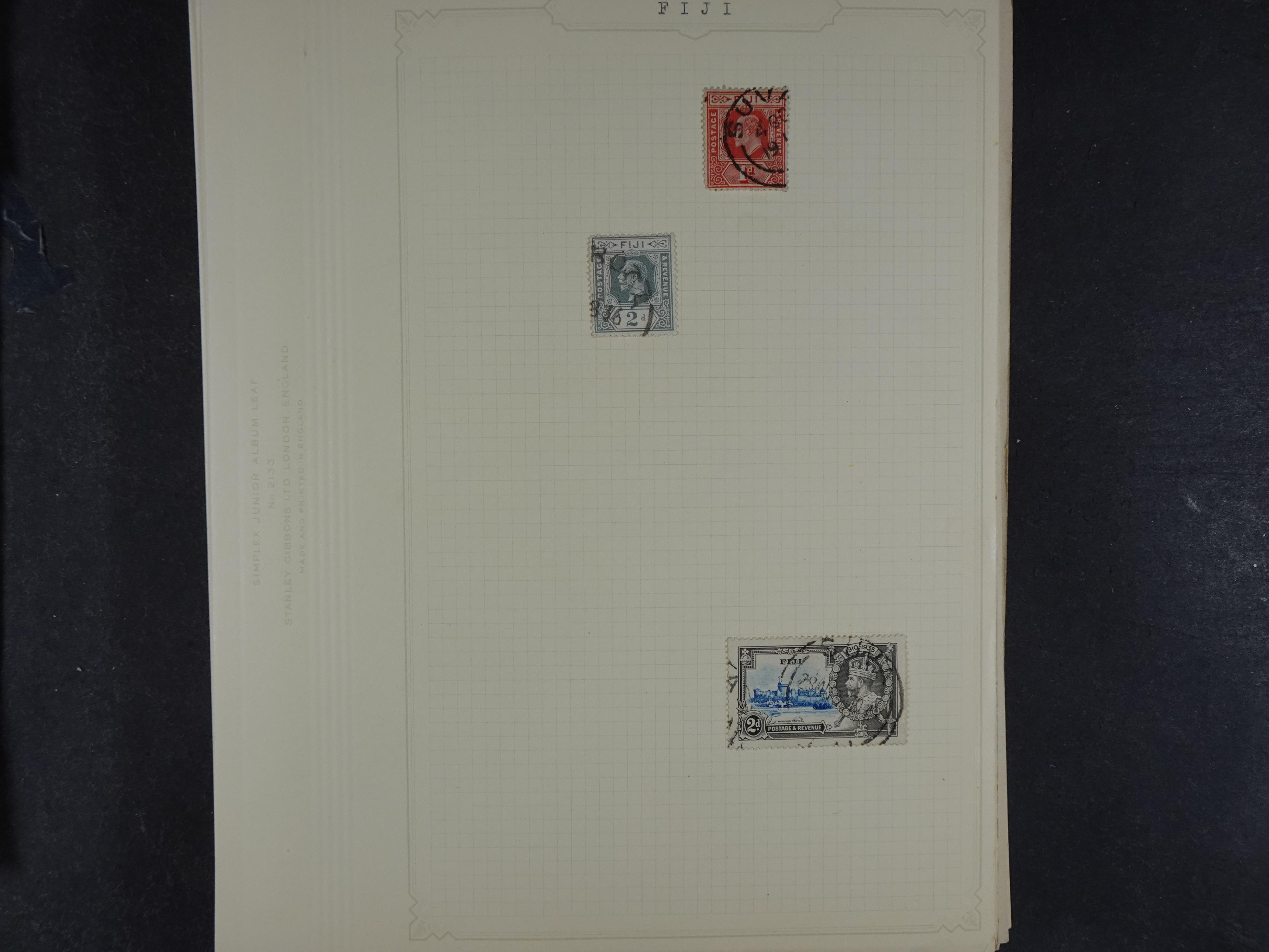 Doos met allerlei materiaal diverse betere zegels en fraaie stempels.
 295