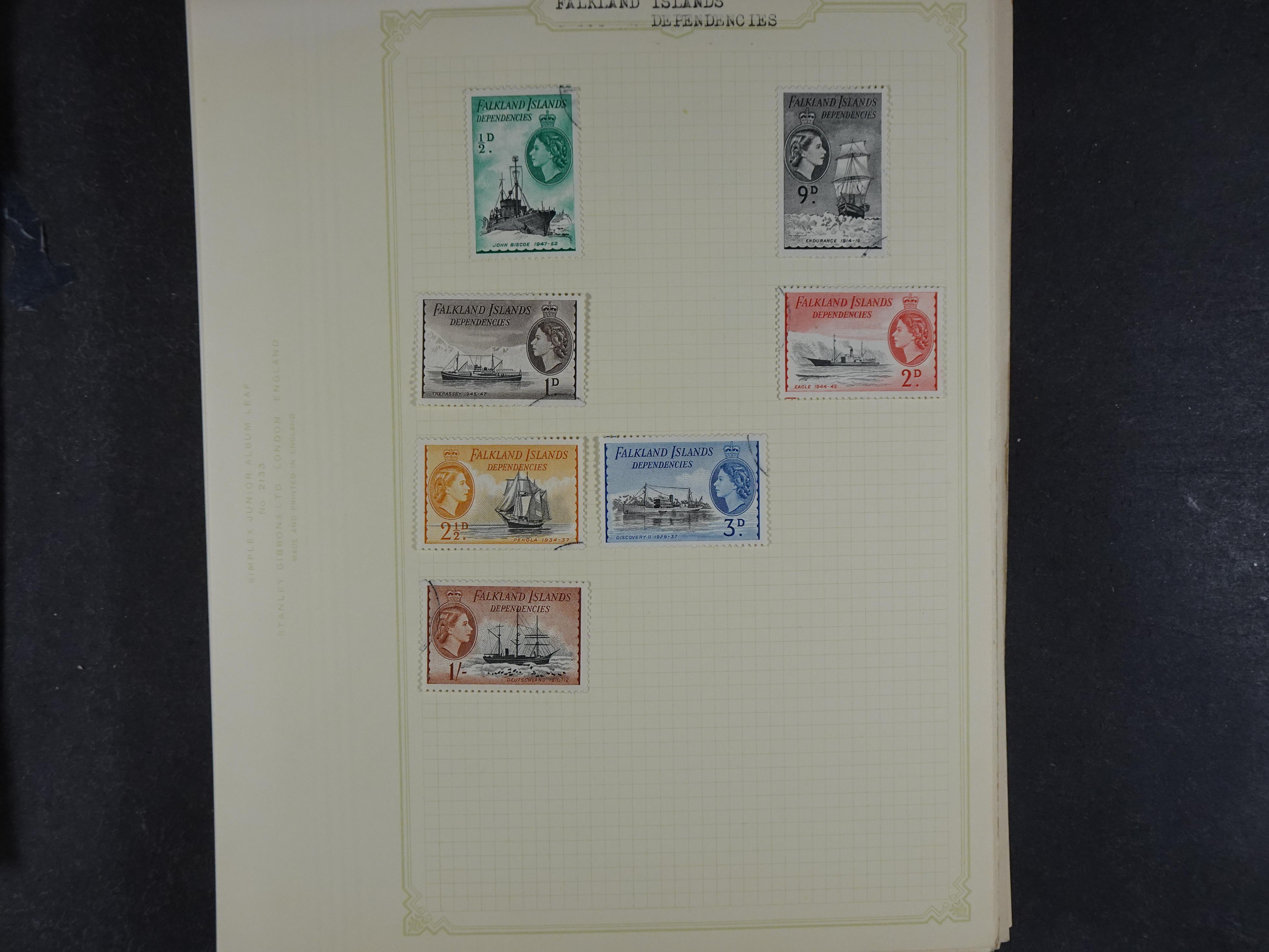 Doos met allerlei materiaal diverse betere zegels en fraaie stempels.
 296