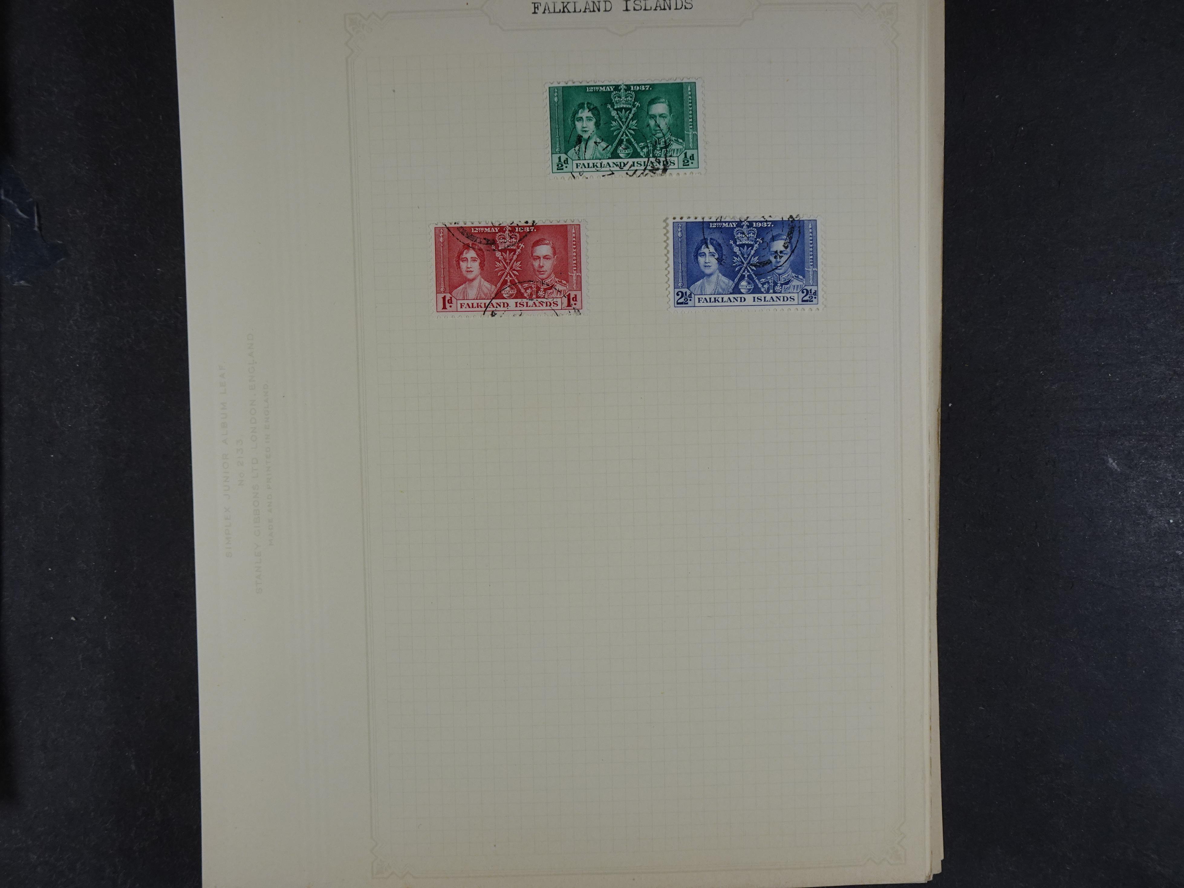 Doos met allerlei materiaal diverse betere zegels en fraaie stempels.
 297