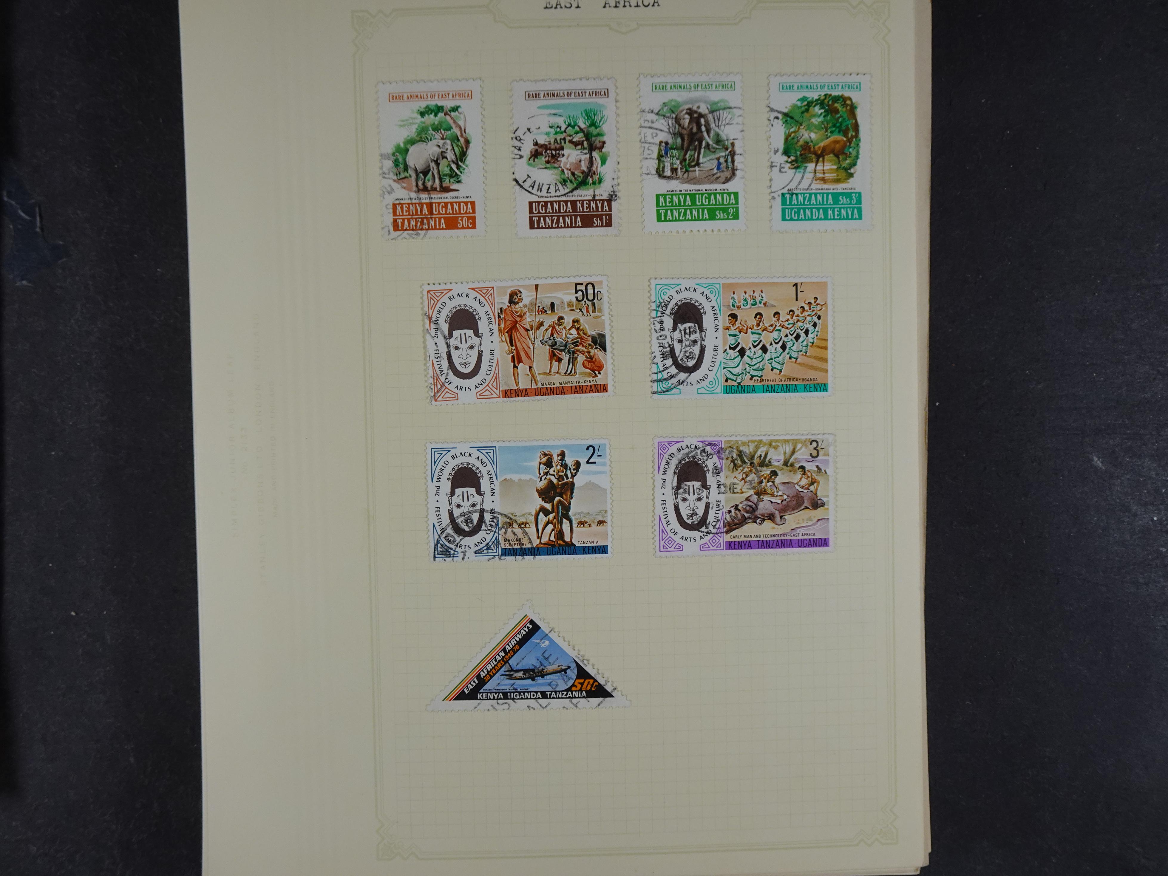 Doos met allerlei materiaal diverse betere zegels en fraaie stempels.
 298