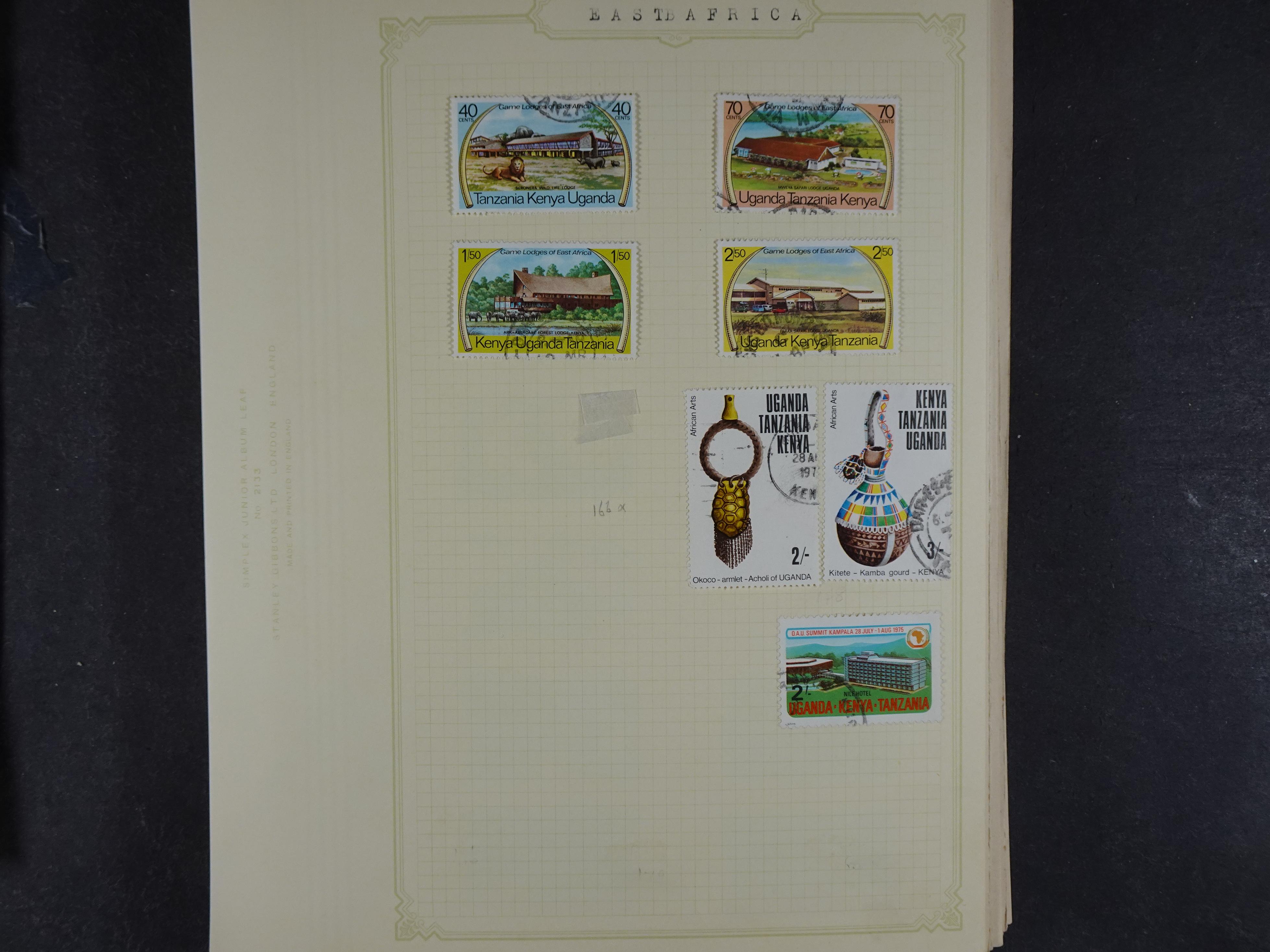 Doos met allerlei materiaal diverse betere zegels en fraaie stempels.
 299