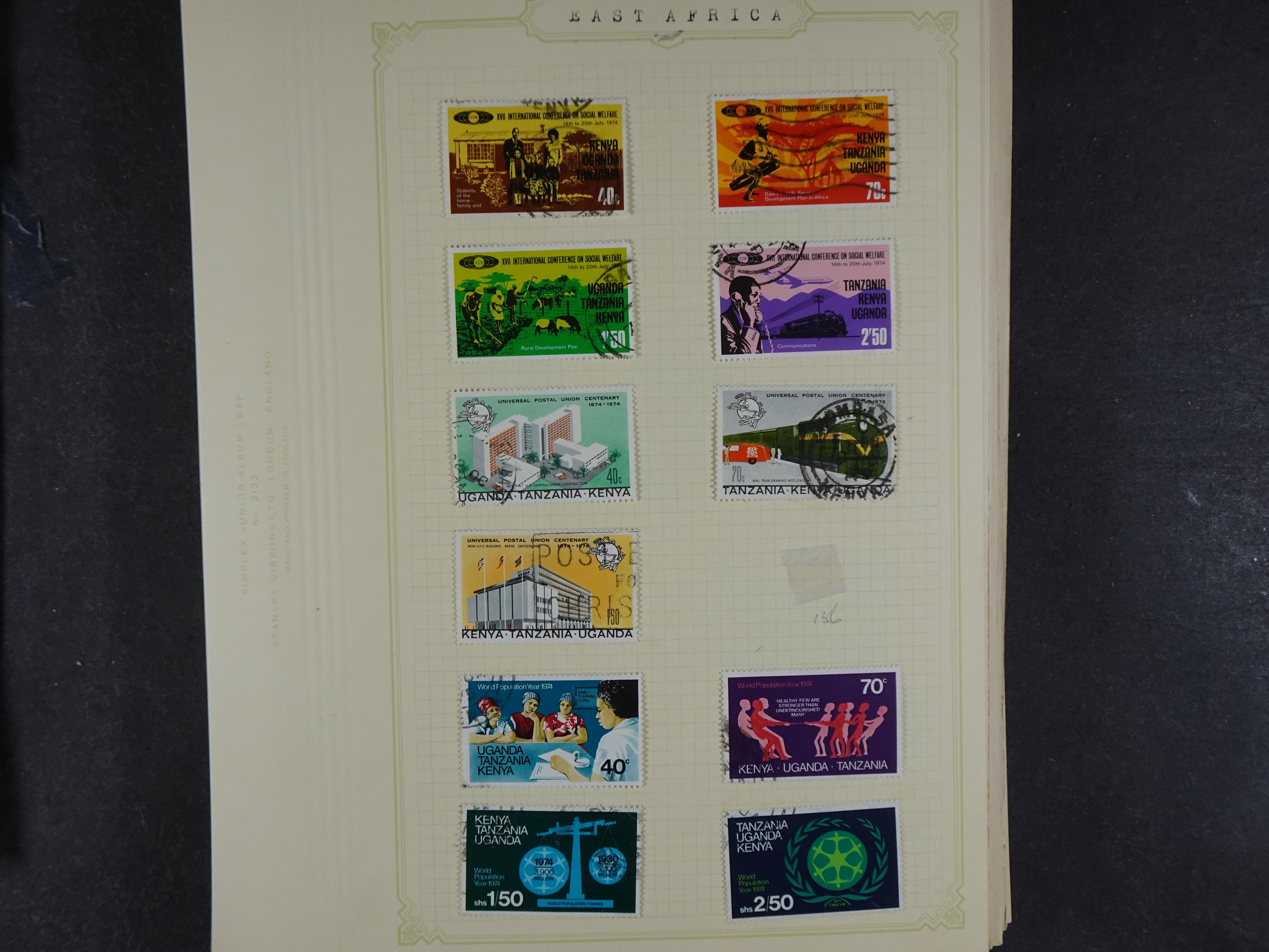 Doos met allerlei materiaal diverse betere zegels en fraaie stempels.
 300