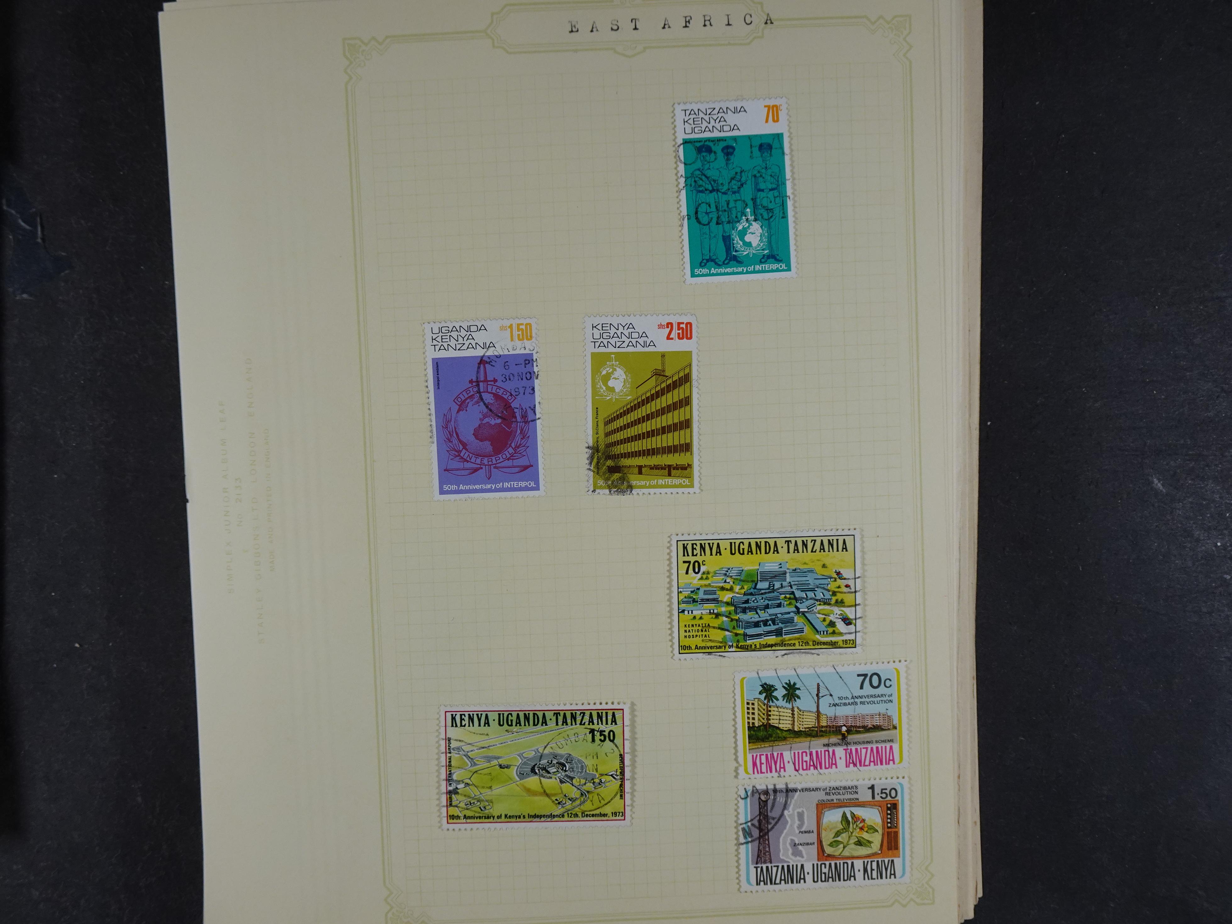 Doos met allerlei materiaal diverse betere zegels en fraaie stempels.
 301