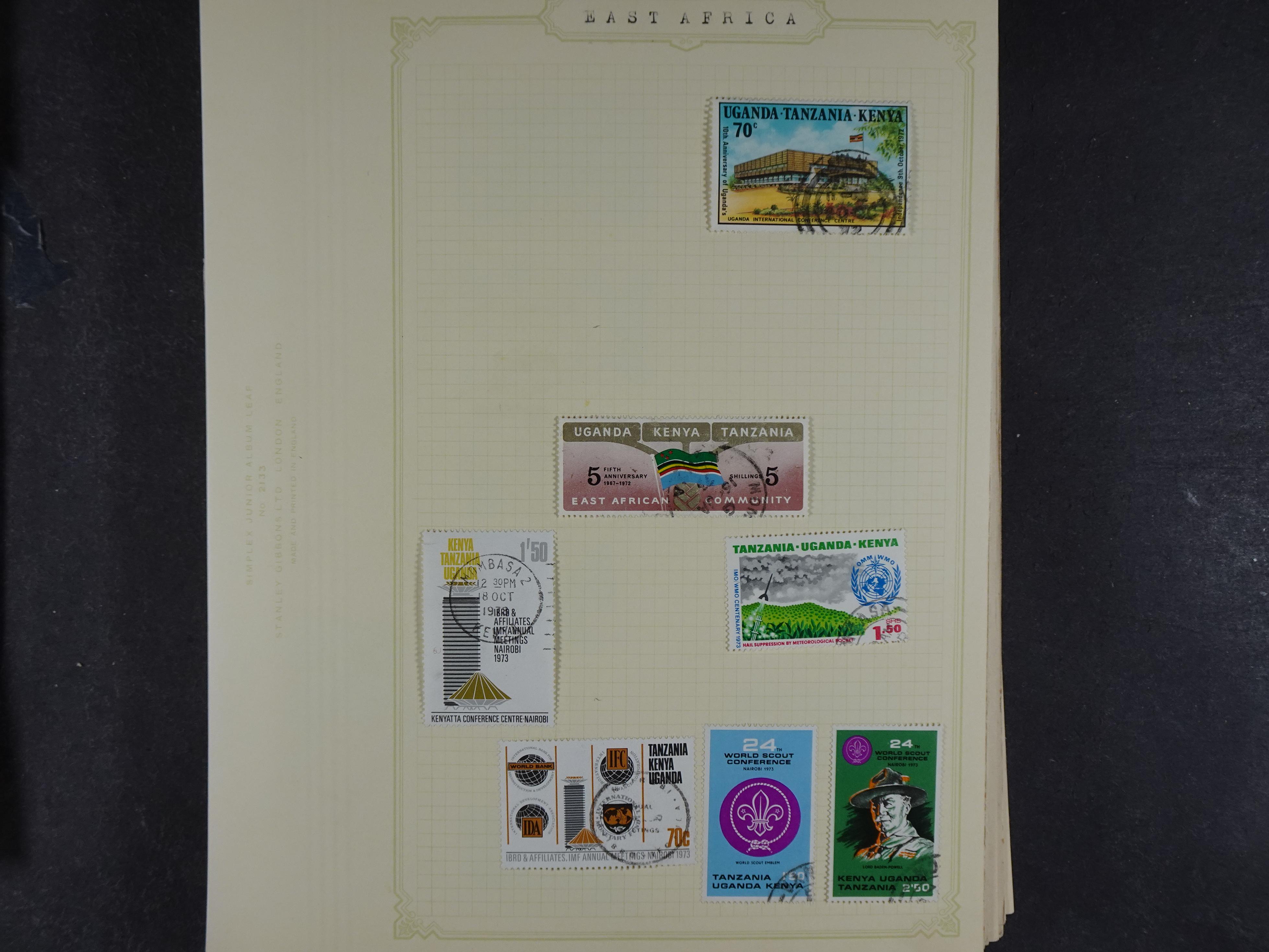 Doos met allerlei materiaal diverse betere zegels en fraaie stempels.
 302