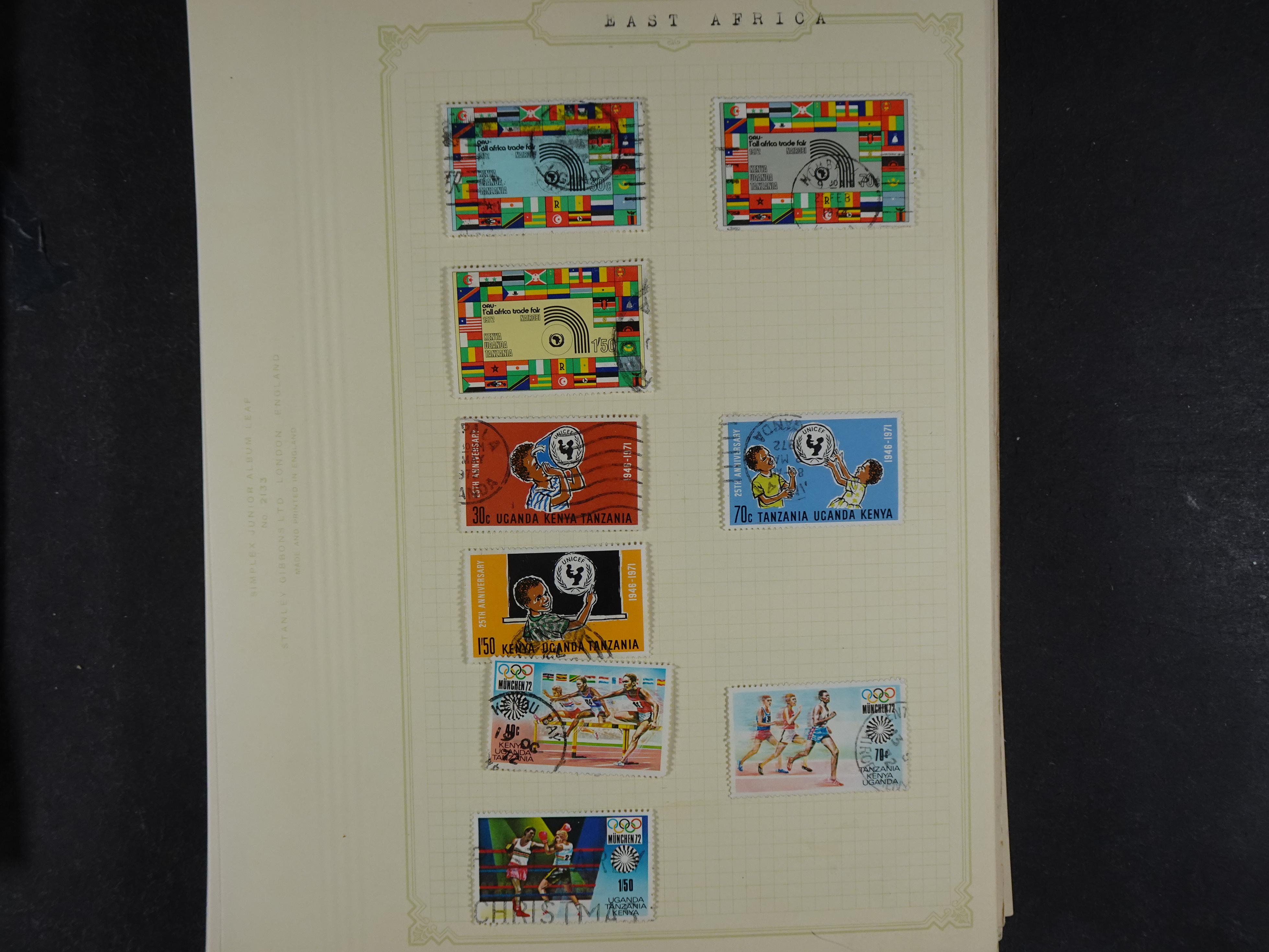 Doos met allerlei materiaal diverse betere zegels en fraaie stempels.
 303