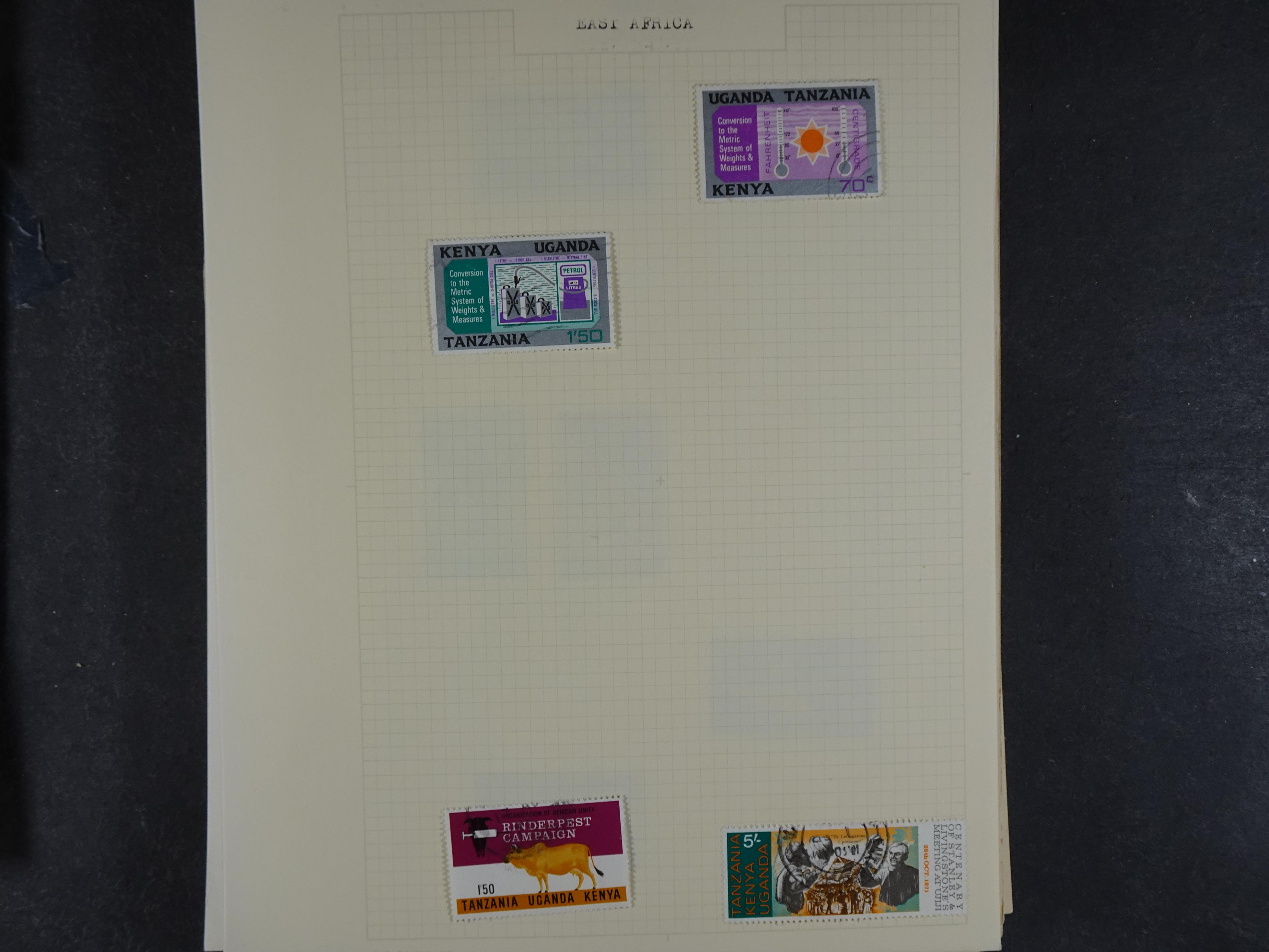 Doos met allerlei materiaal diverse betere zegels en fraaie stempels.
 305