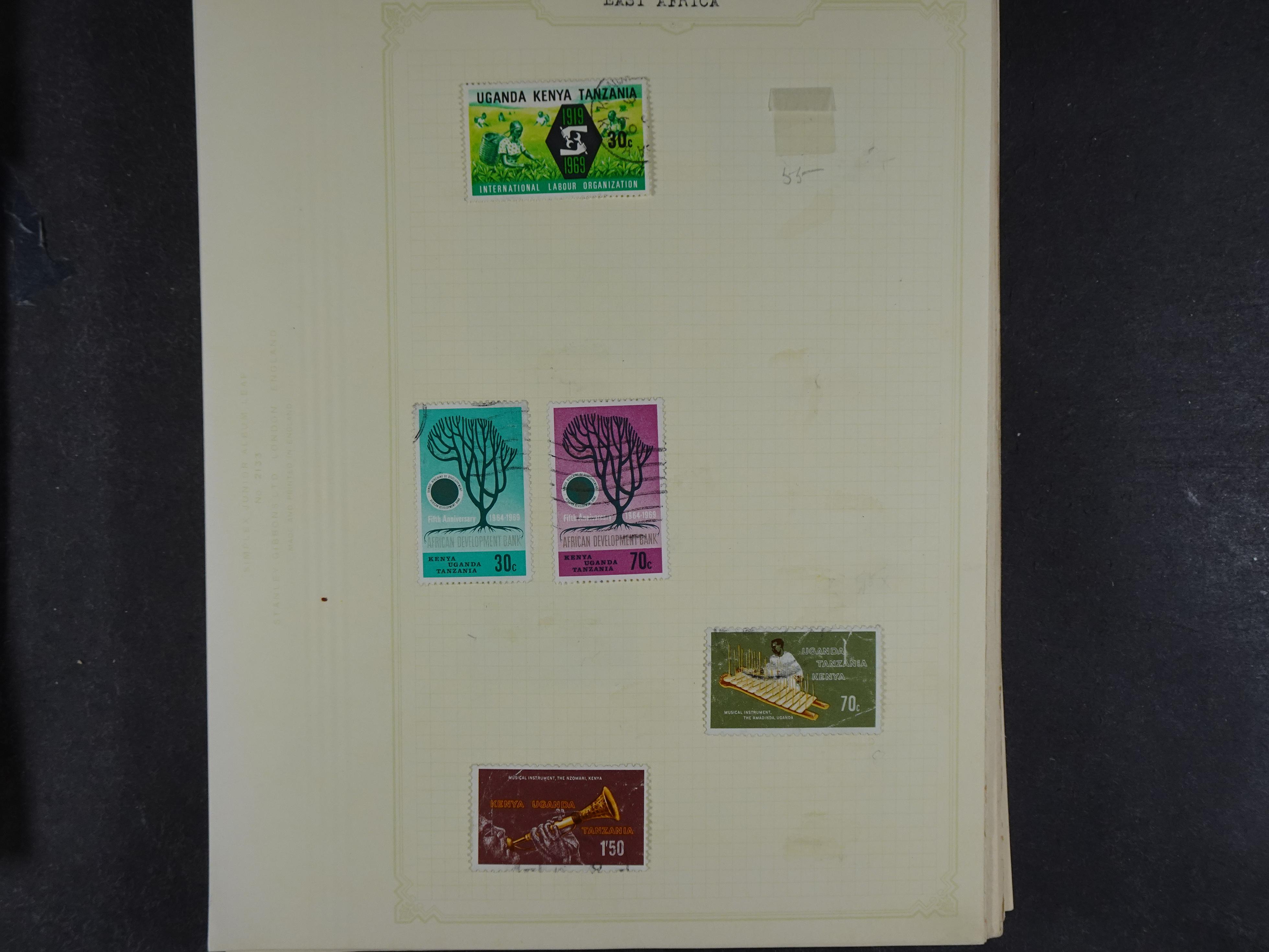 Doos met allerlei materiaal diverse betere zegels en fraaie stempels.
 306