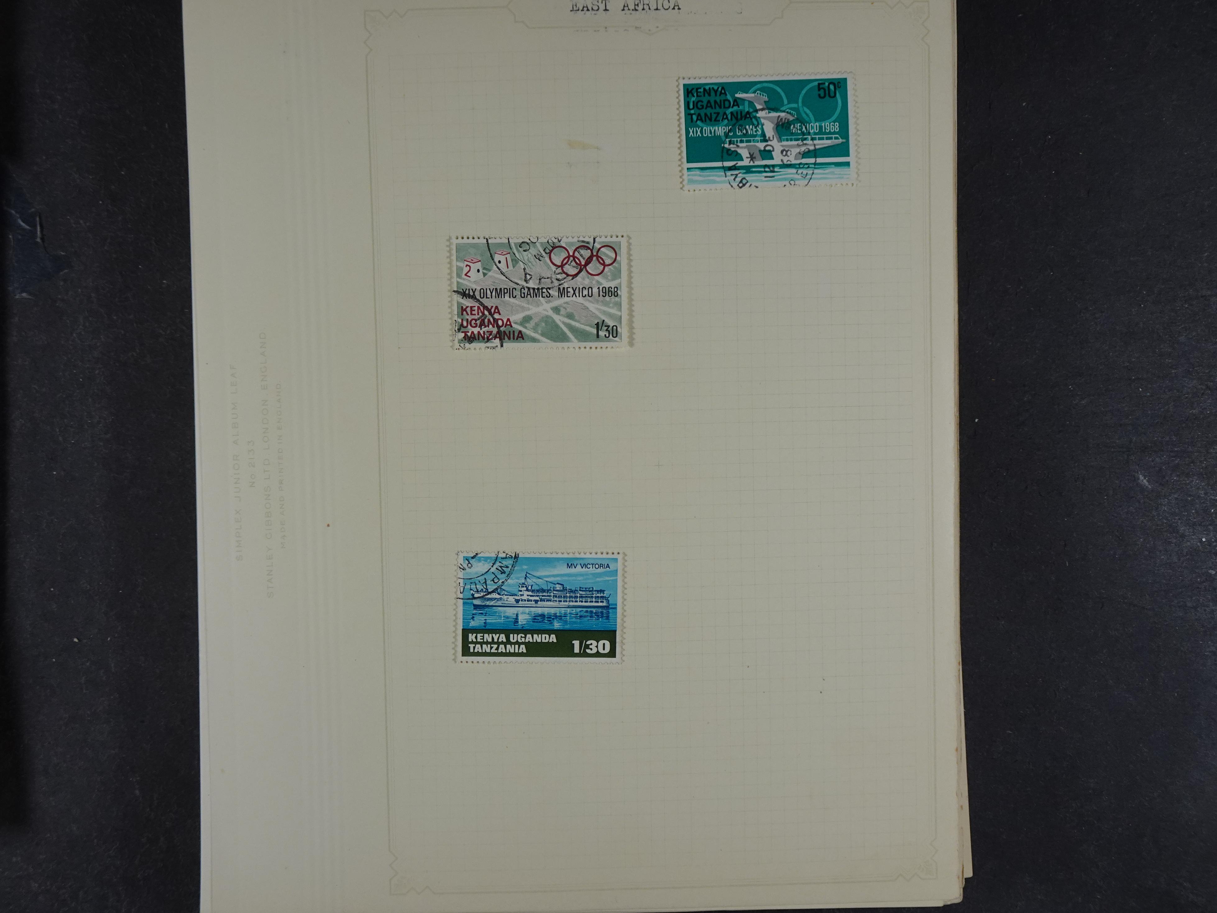 Doos met allerlei materiaal diverse betere zegels en fraaie stempels.
 307