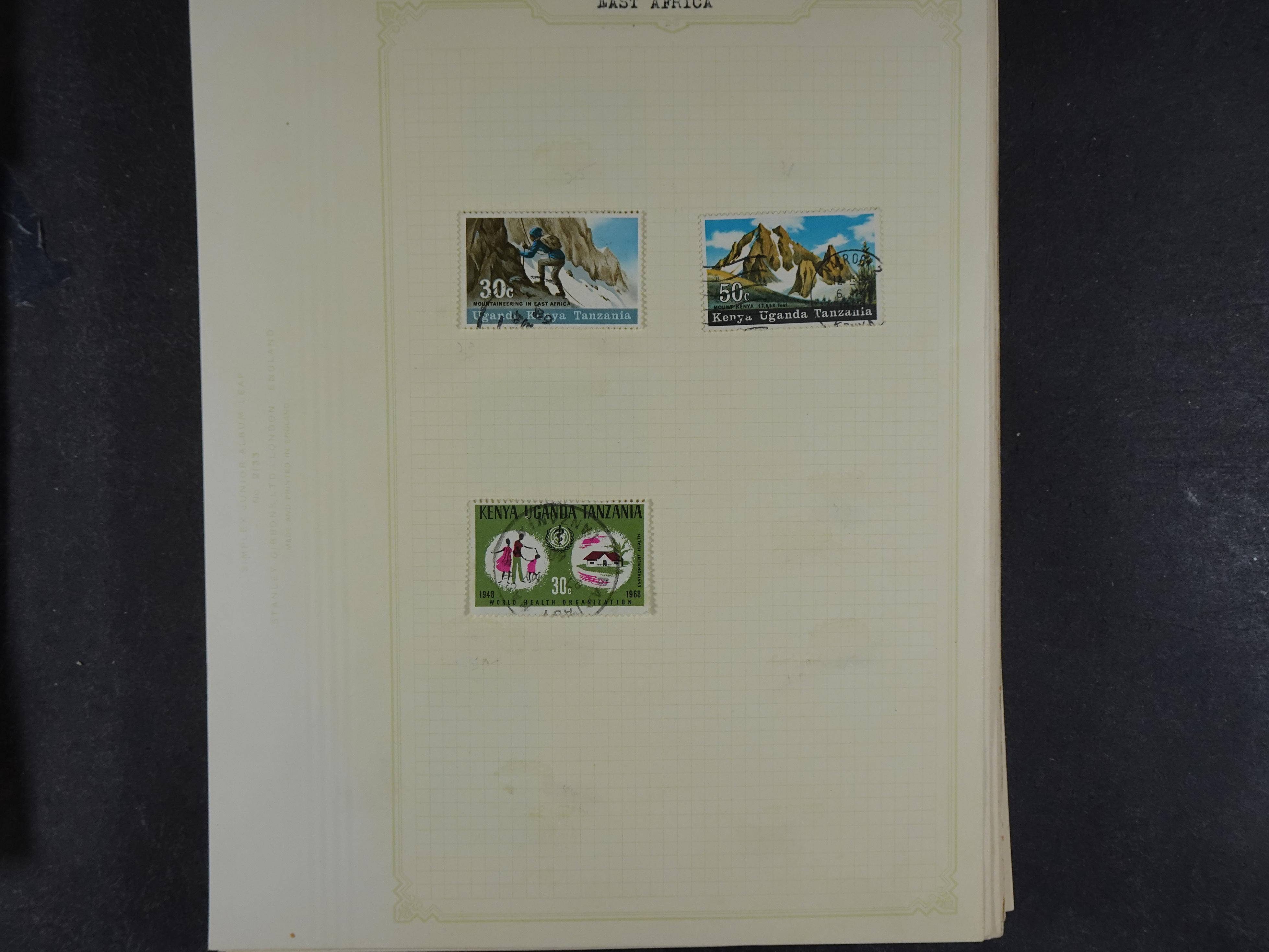 Doos met allerlei materiaal diverse betere zegels en fraaie stempels.
 308