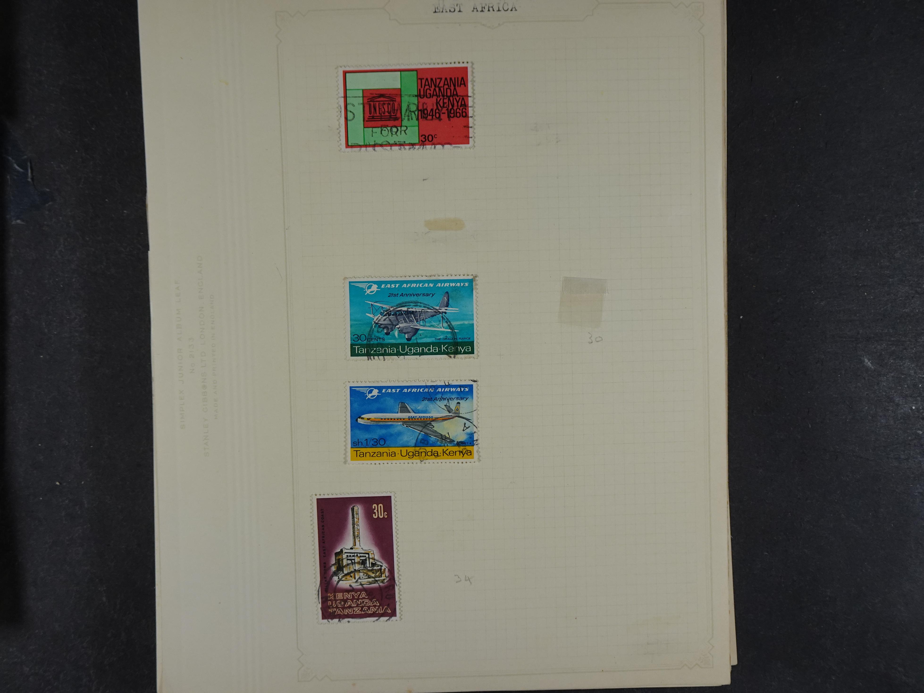 Doos met allerlei materiaal diverse betere zegels en fraaie stempels.
 309