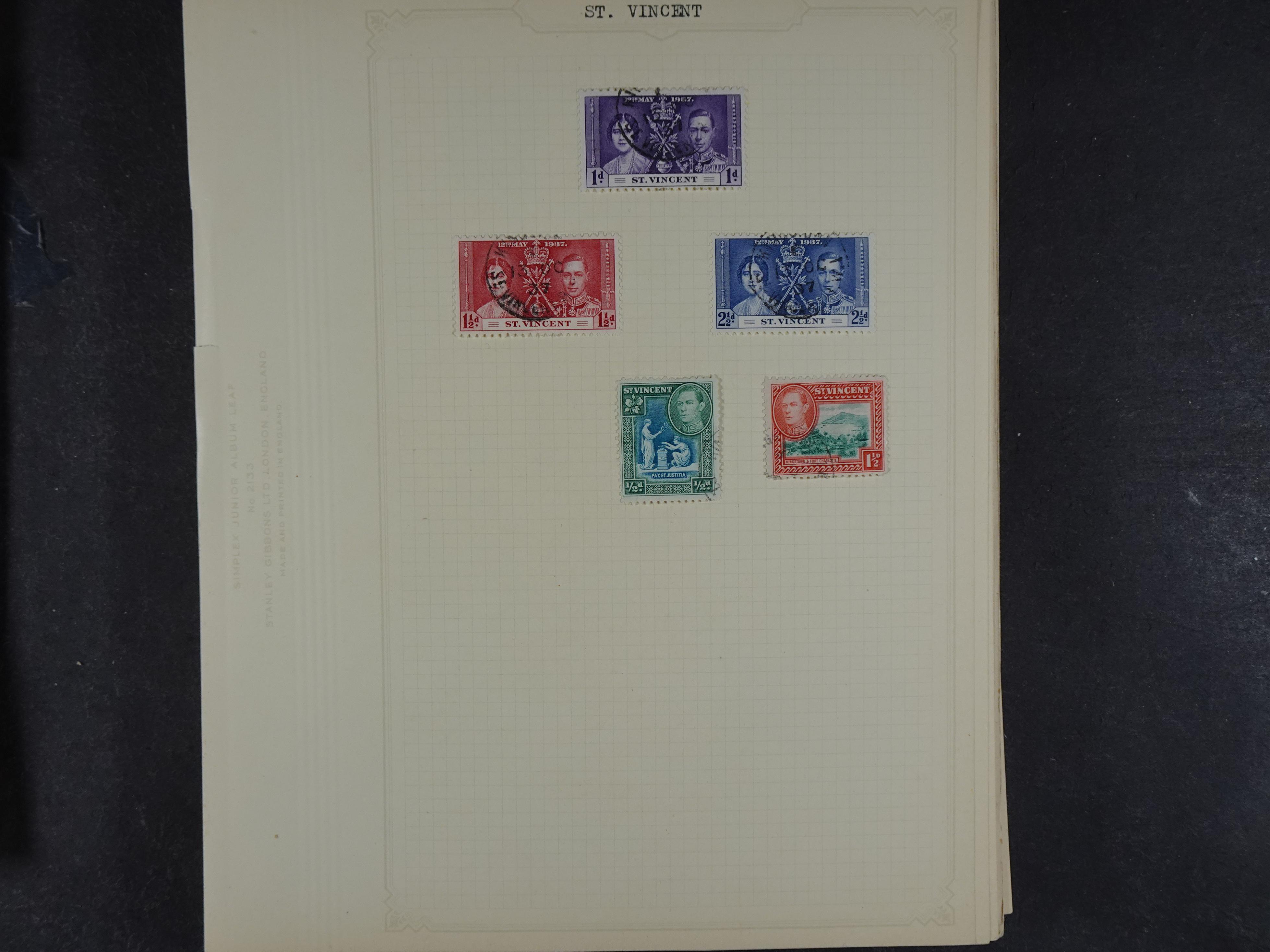 Doos met allerlei materiaal diverse betere zegels en fraaie stempels.
 310