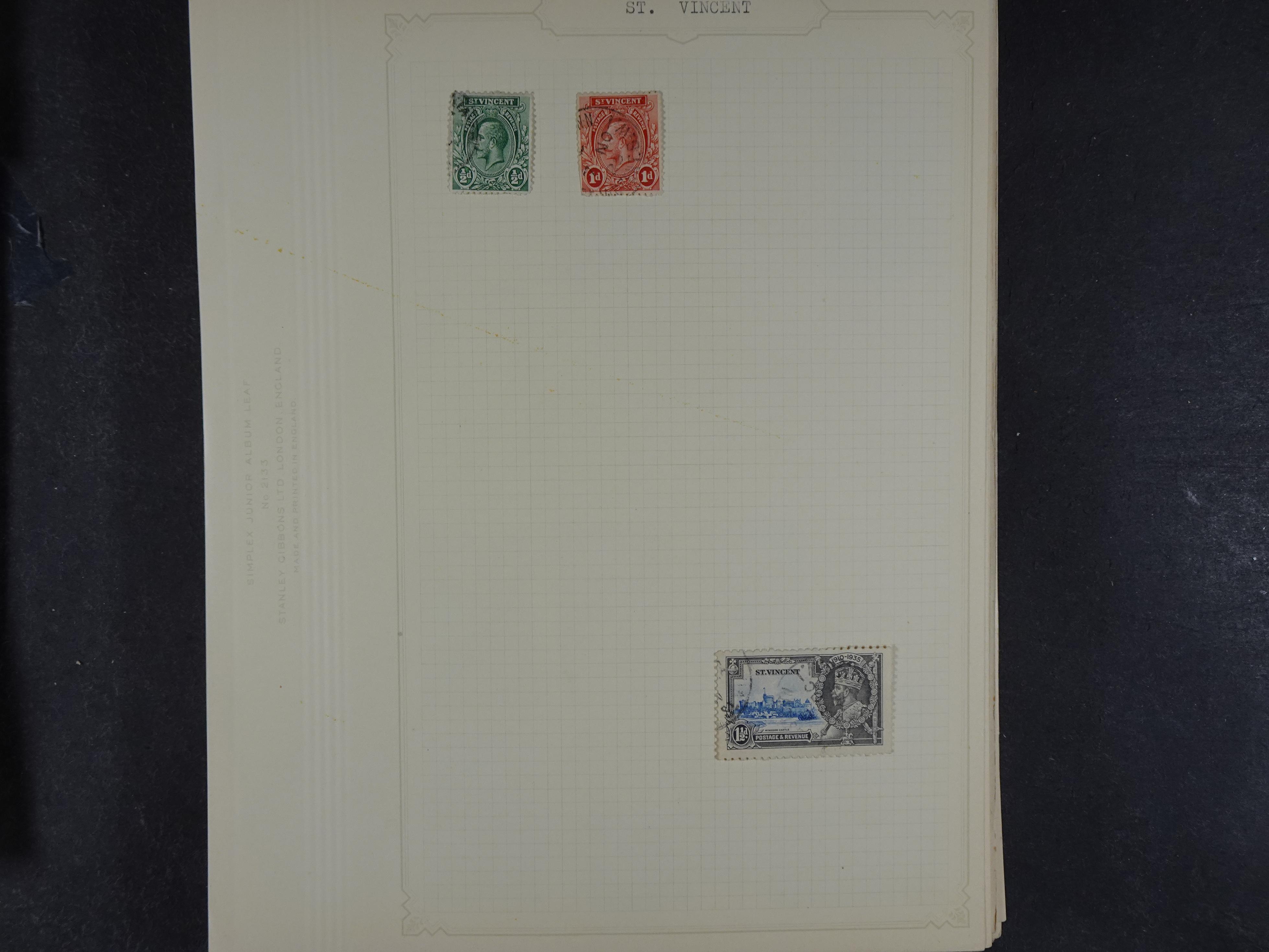 Doos met allerlei materiaal diverse betere zegels en fraaie stempels.
 311