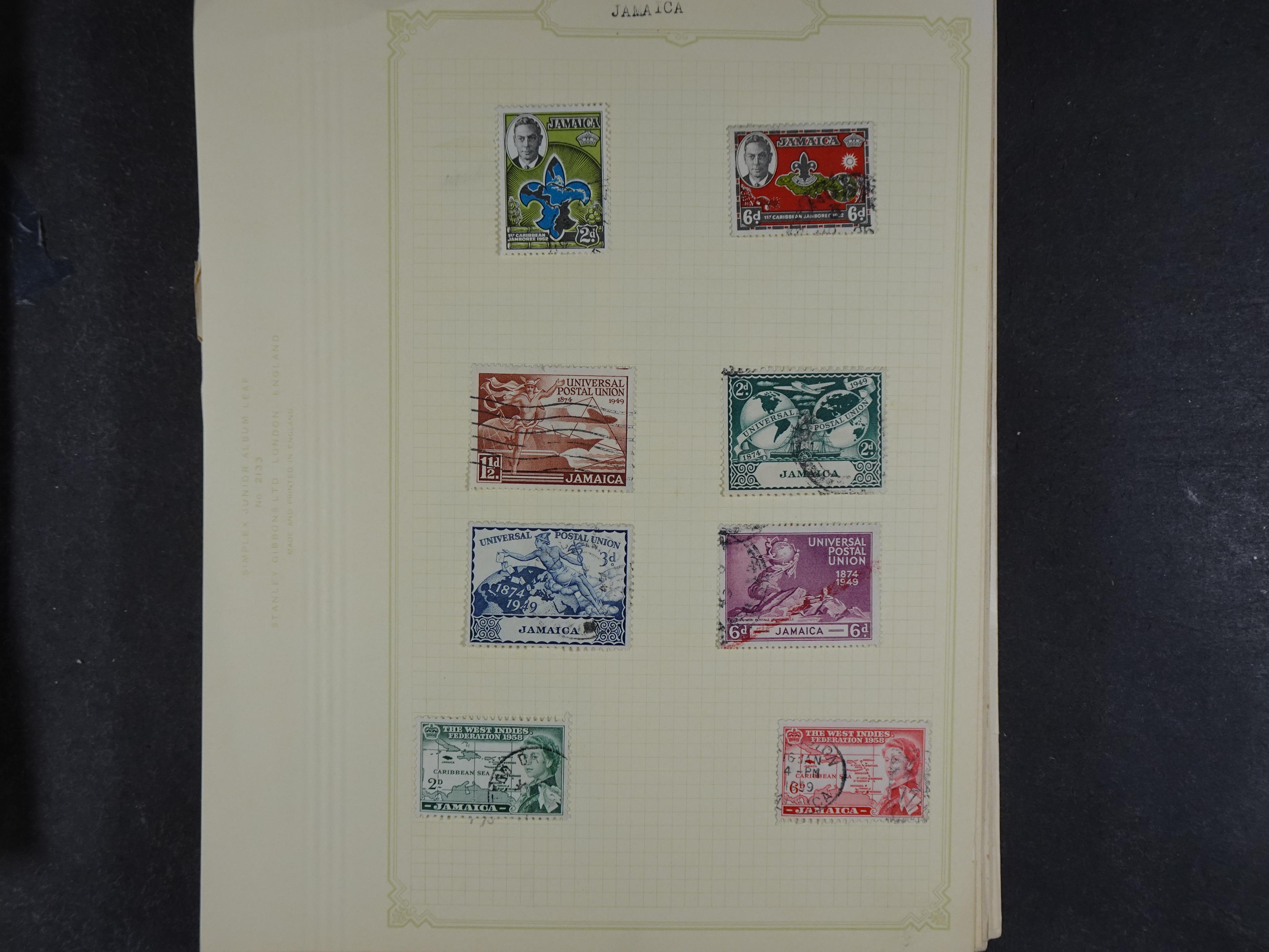 Doos met allerlei materiaal diverse betere zegels en fraaie stempels.
 313