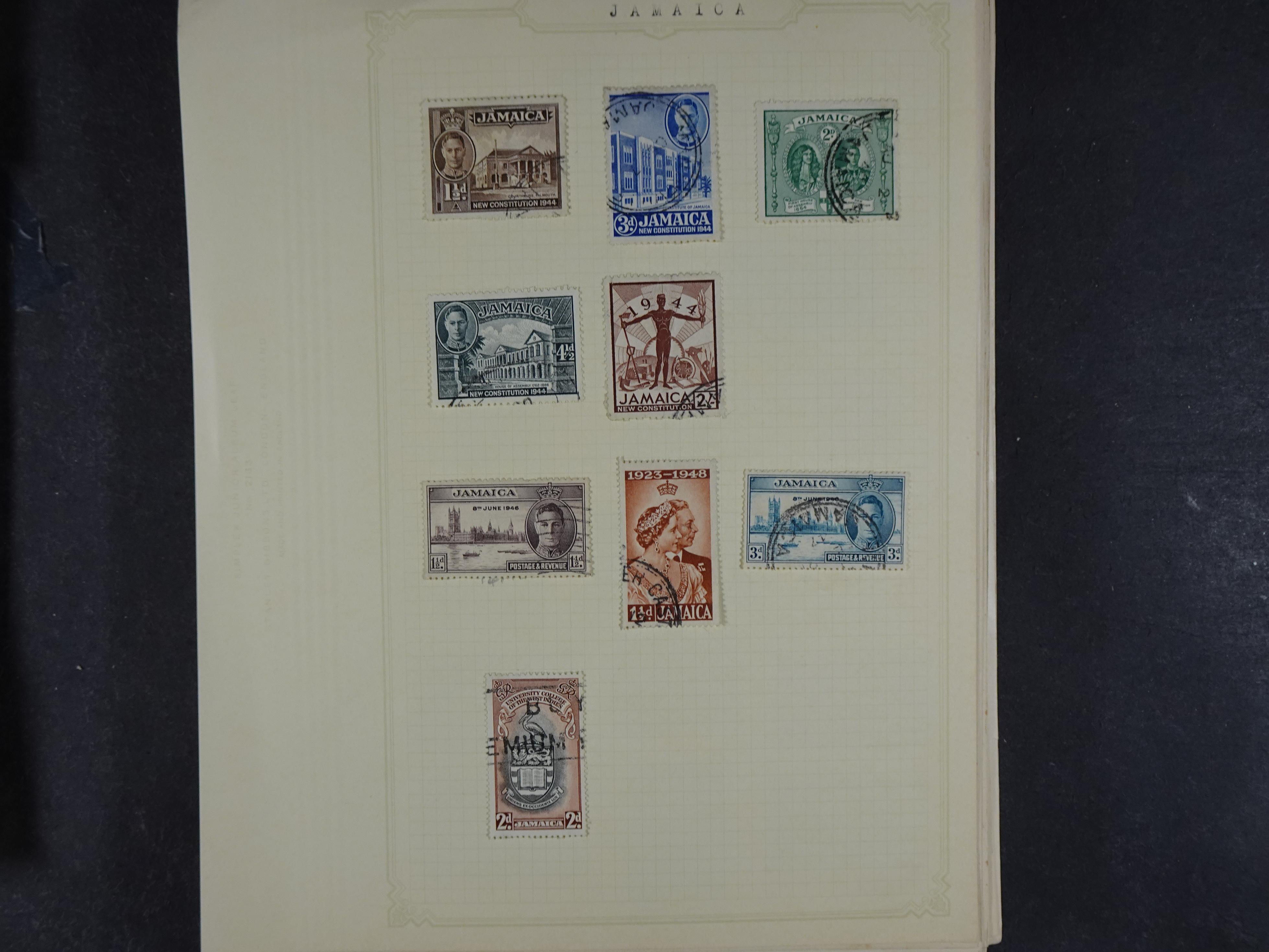 Doos met allerlei materiaal diverse betere zegels en fraaie stempels.
 314