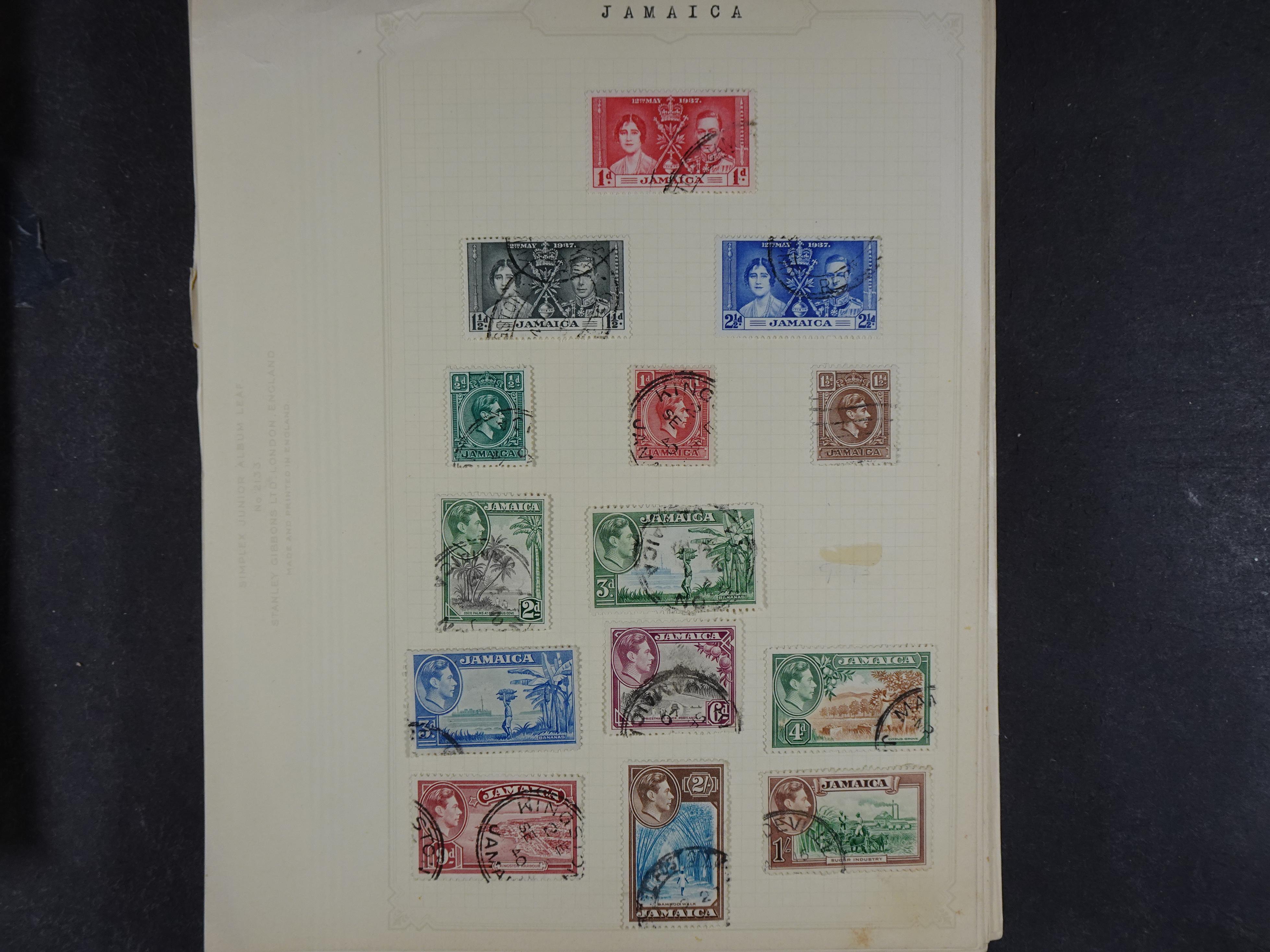 Doos met allerlei materiaal diverse betere zegels en fraaie stempels.
 315