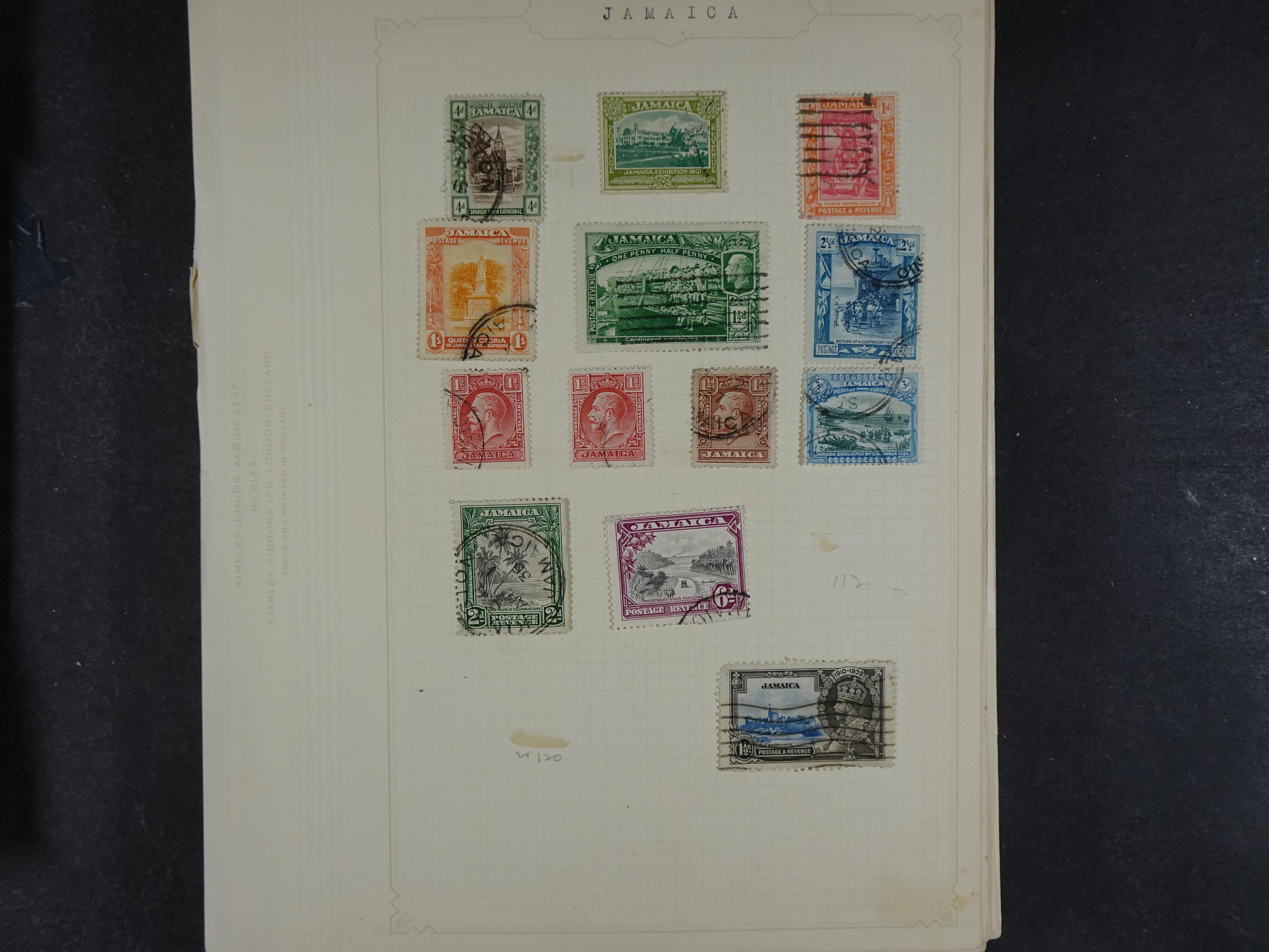 Doos met allerlei materiaal diverse betere zegels en fraaie stempels.
 316