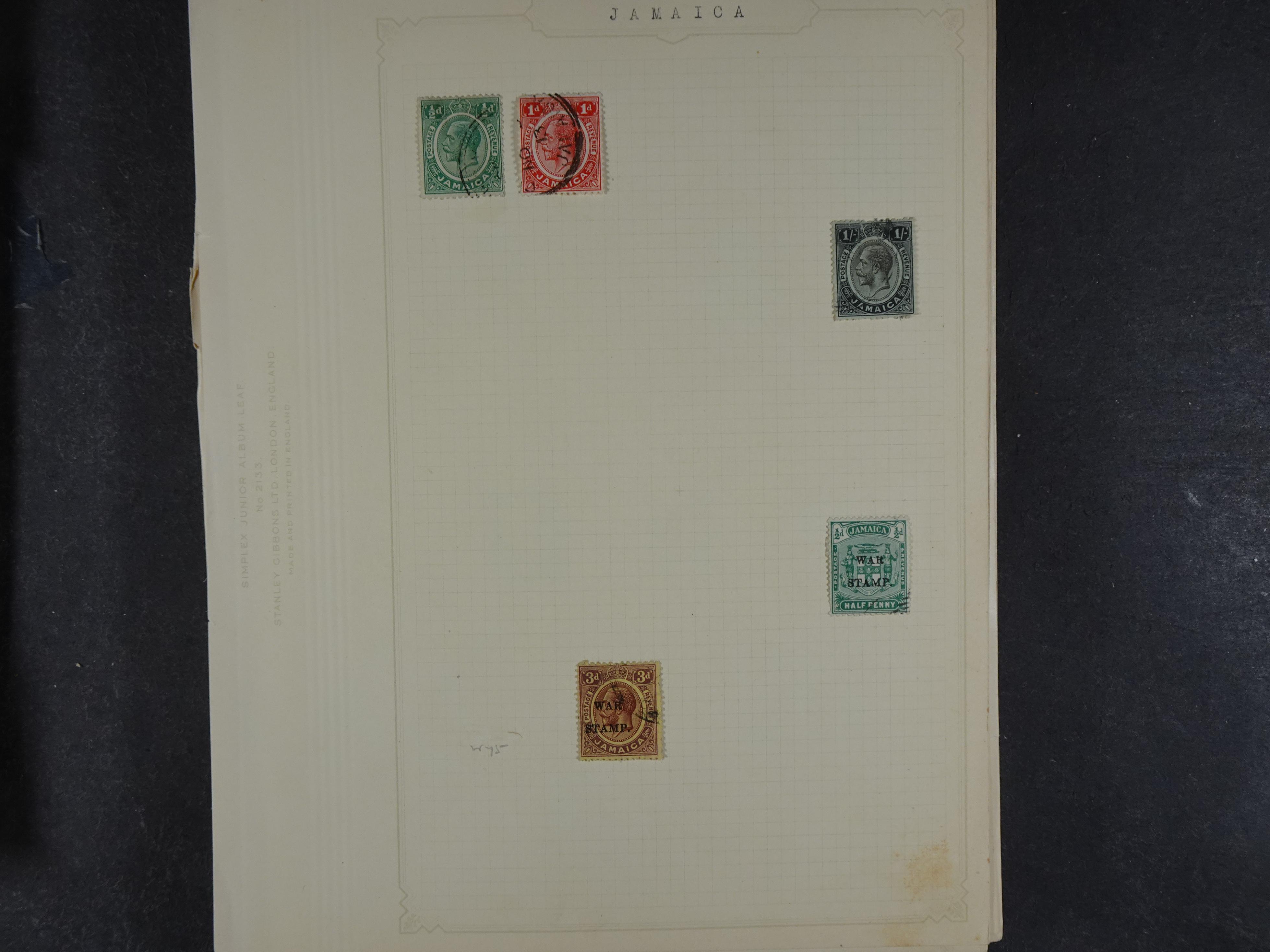 Doos met allerlei materiaal diverse betere zegels en fraaie stempels.
 317