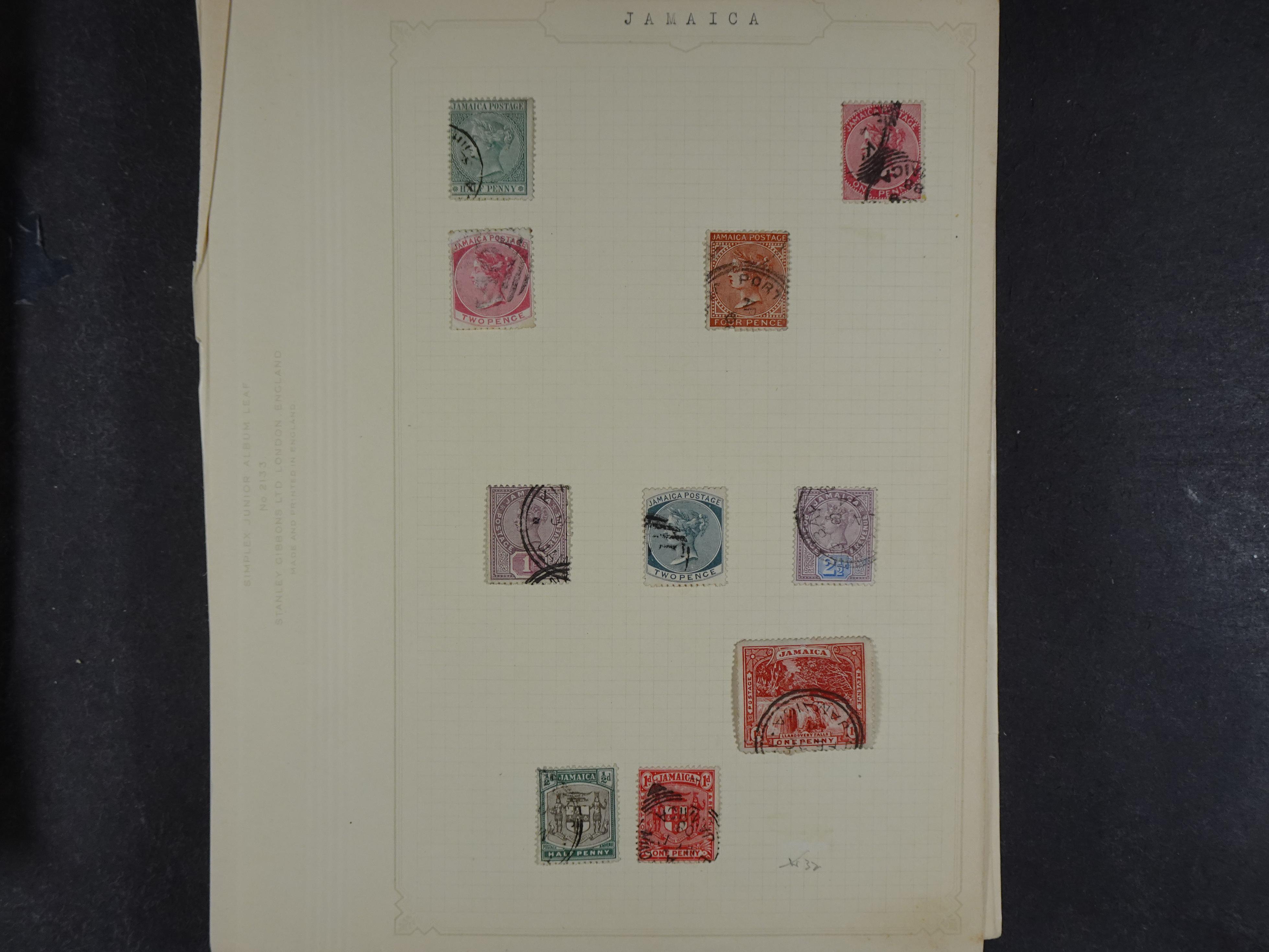 Doos met allerlei materiaal diverse betere zegels en fraaie stempels.
 318