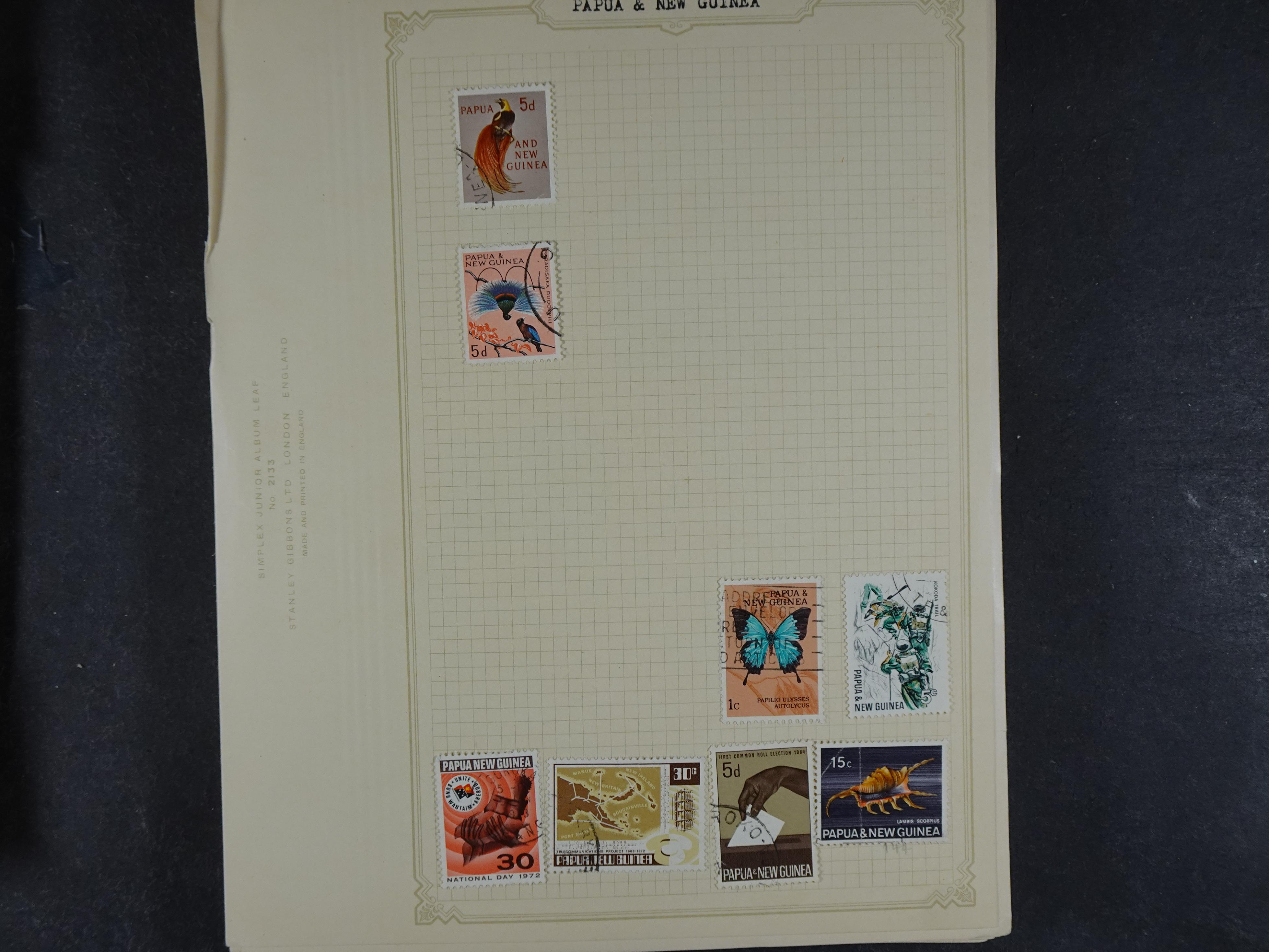 Doos met allerlei materiaal diverse betere zegels en fraaie stempels.
 319