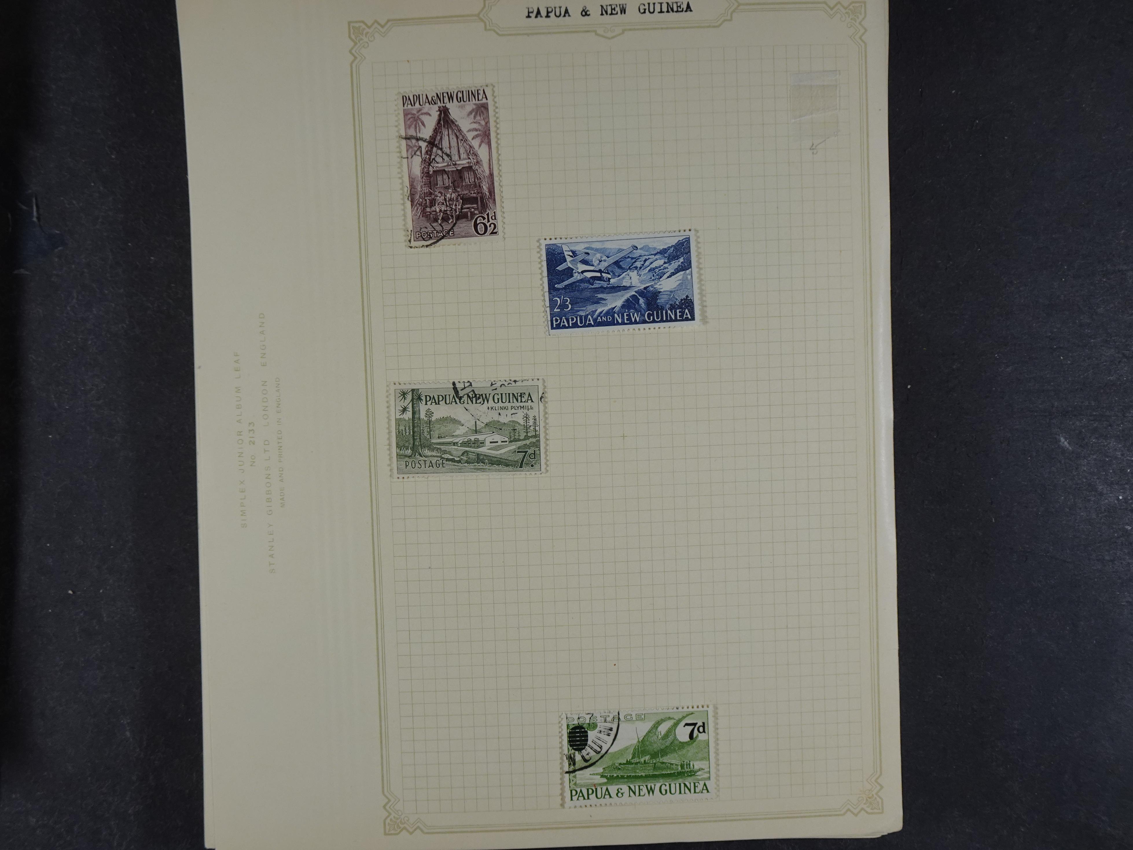 Doos met allerlei materiaal diverse betere zegels en fraaie stempels.
 320