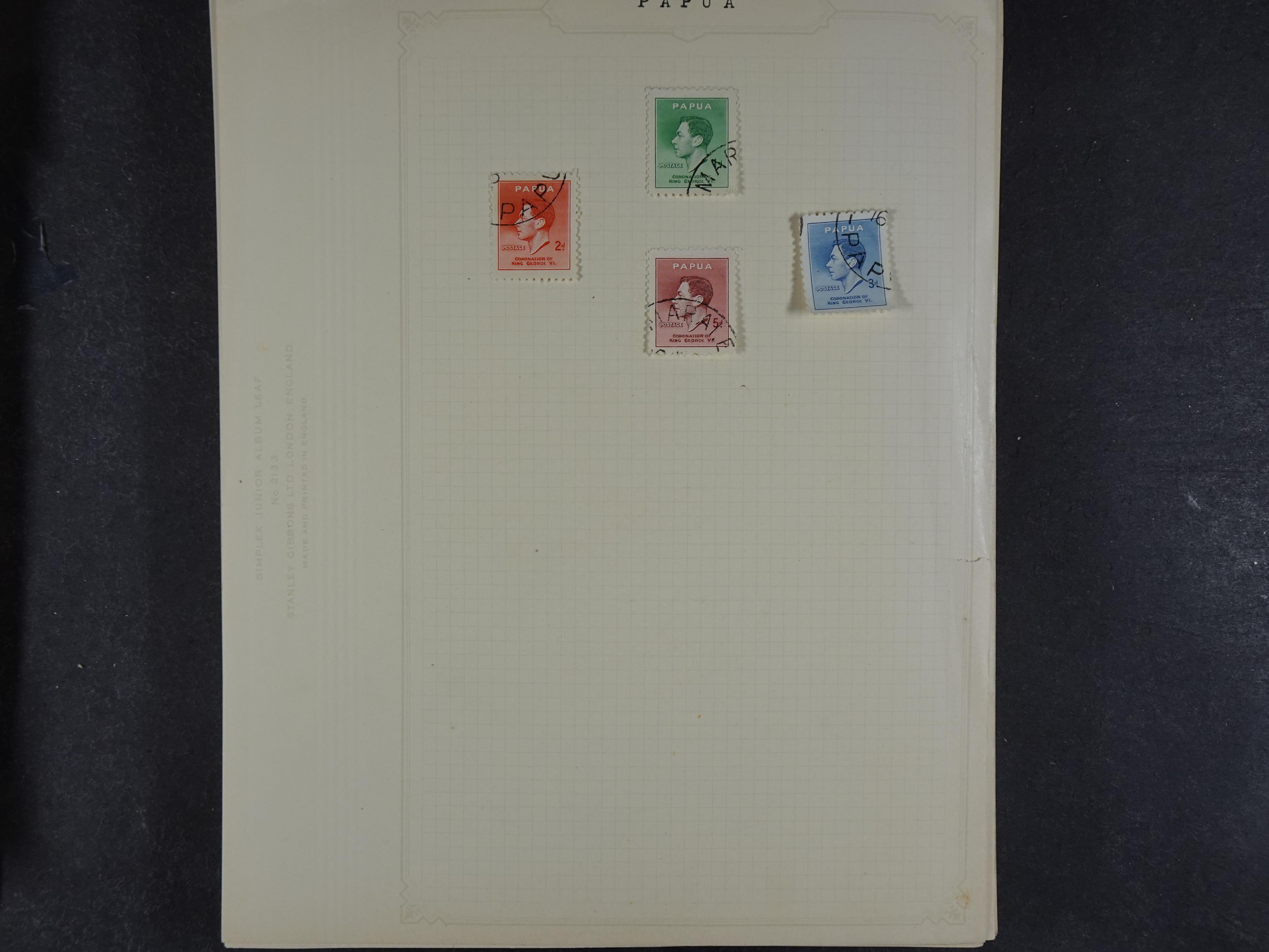 Doos met allerlei materiaal diverse betere zegels en fraaie stempels.
 321