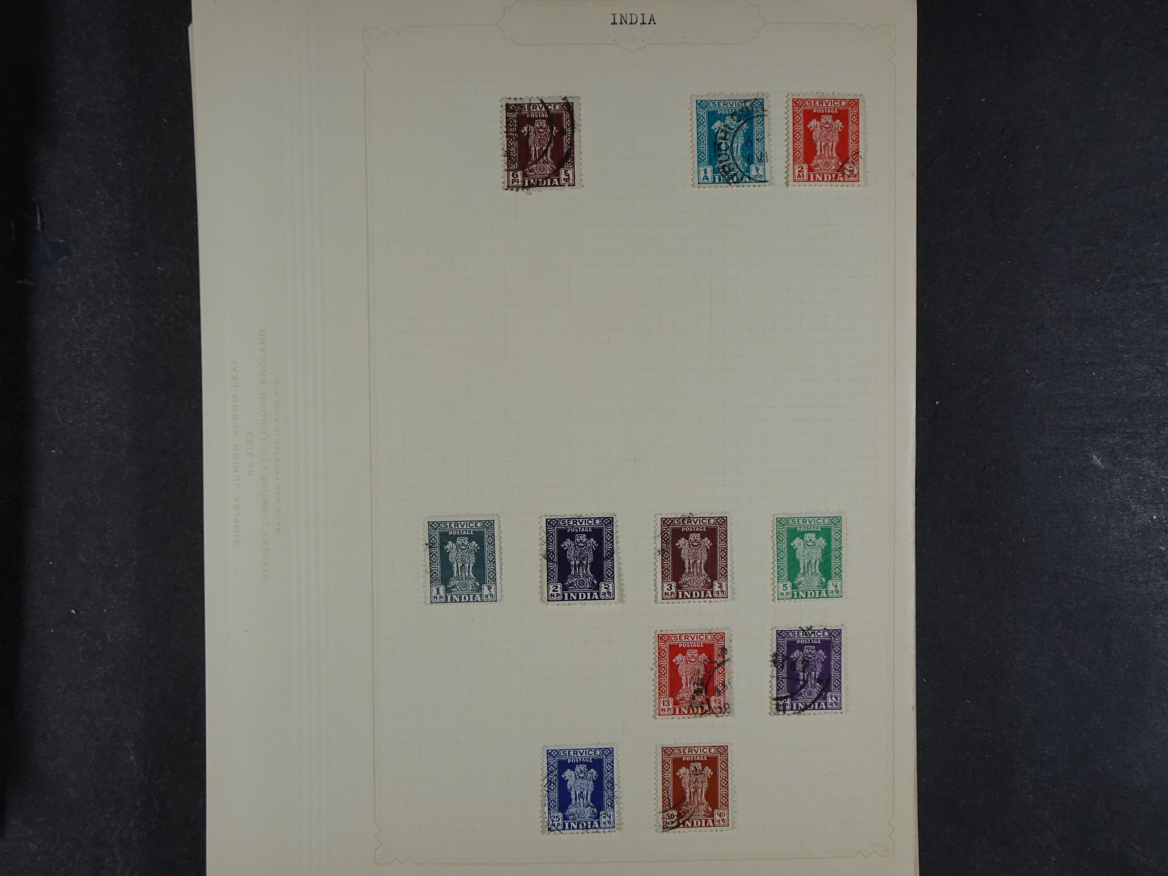 Doos met allerlei materiaal diverse betere zegels en fraaie stempels.
 323