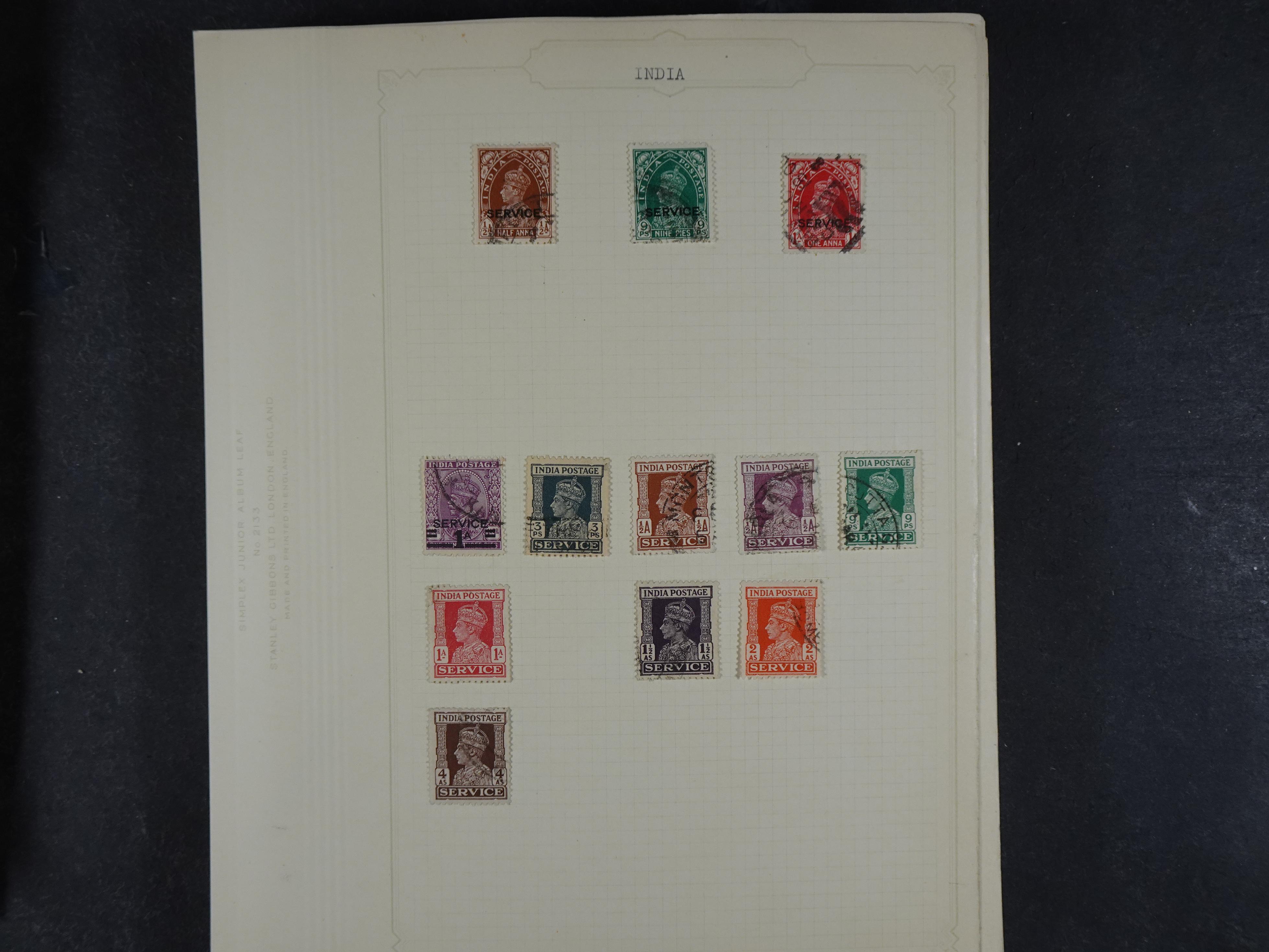 Doos met allerlei materiaal diverse betere zegels en fraaie stempels.
 324