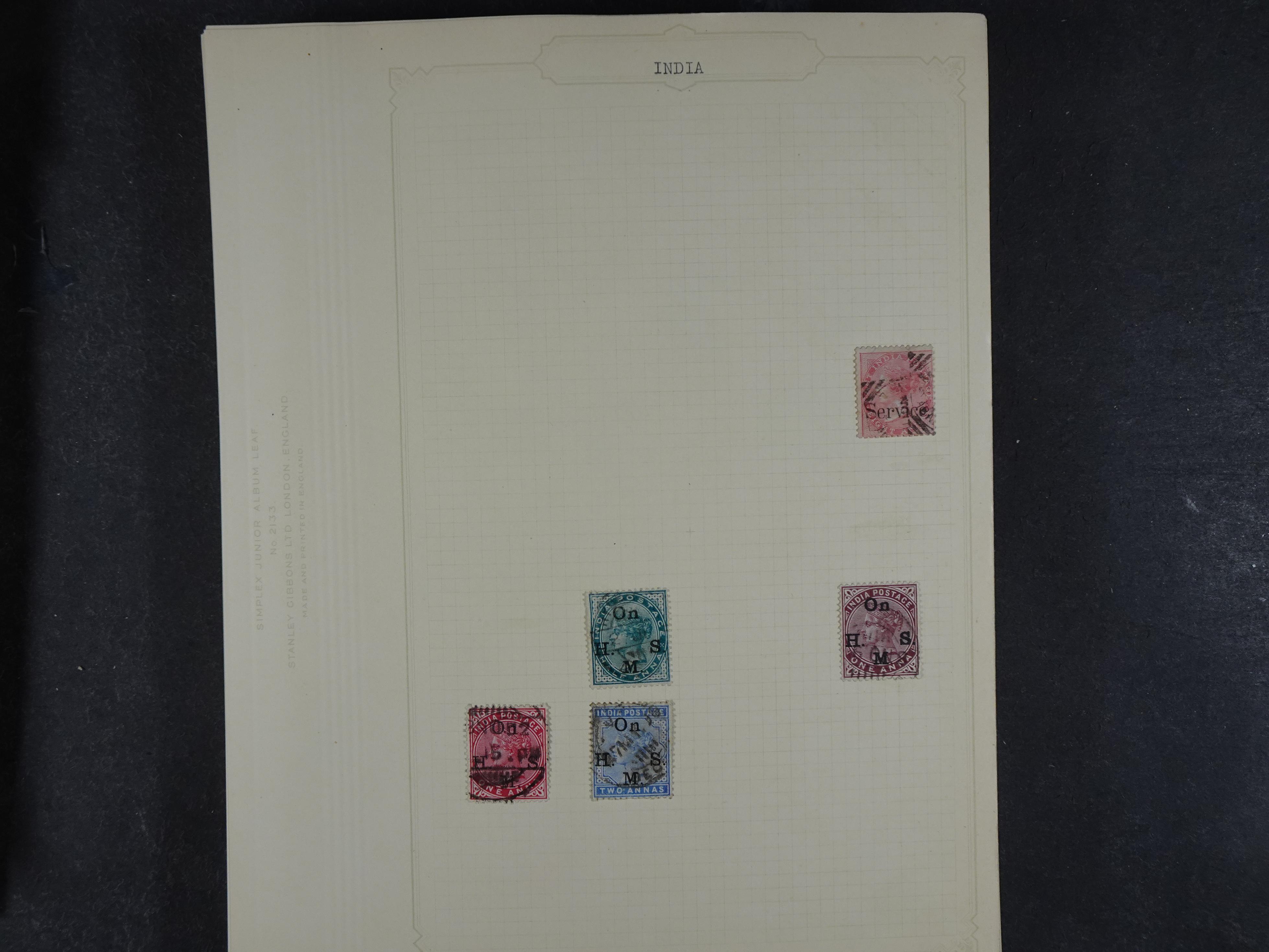 Doos met allerlei materiaal diverse betere zegels en fraaie stempels.
 325