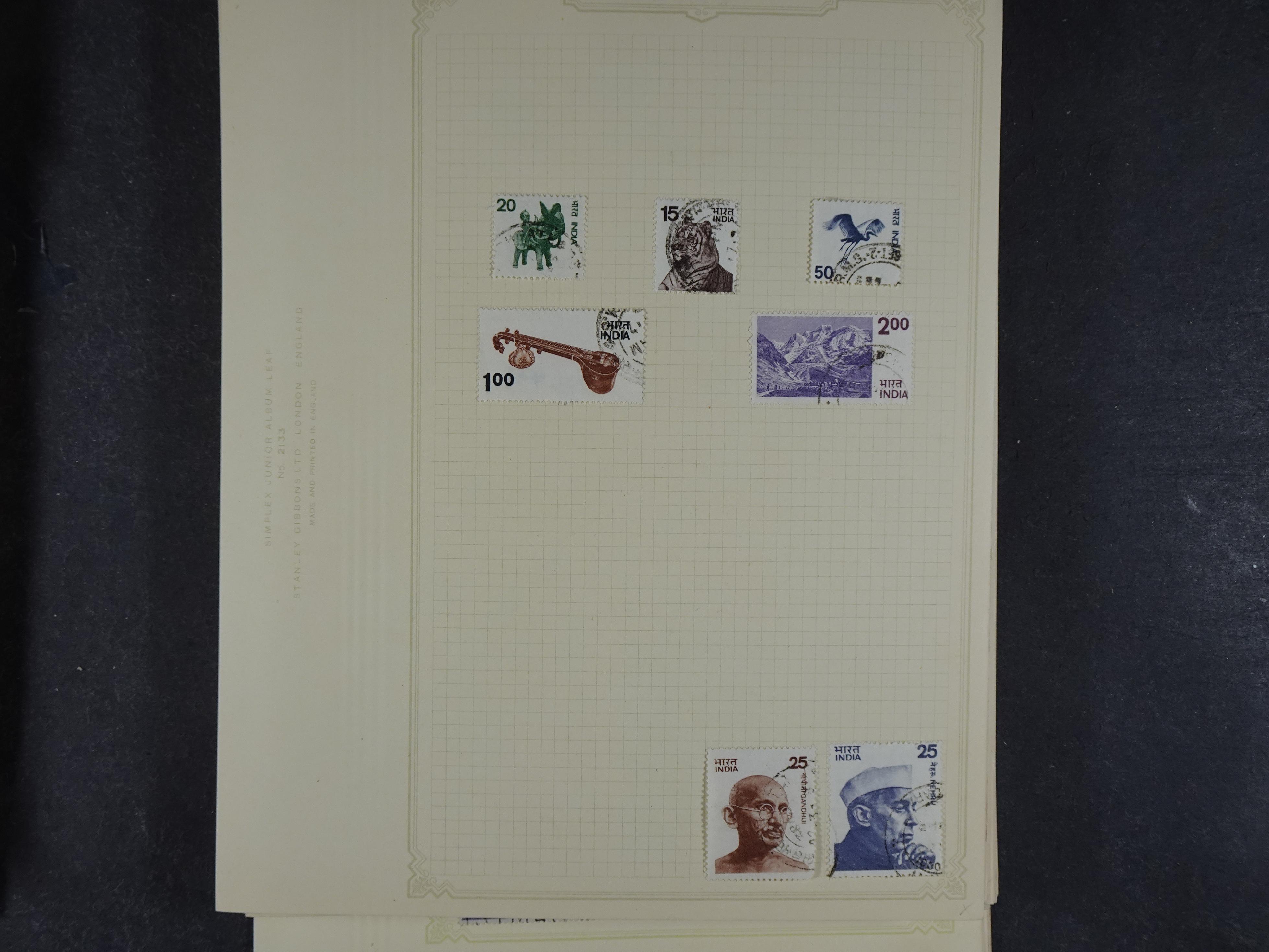 Doos met allerlei materiaal diverse betere zegels en fraaie stempels.
 326