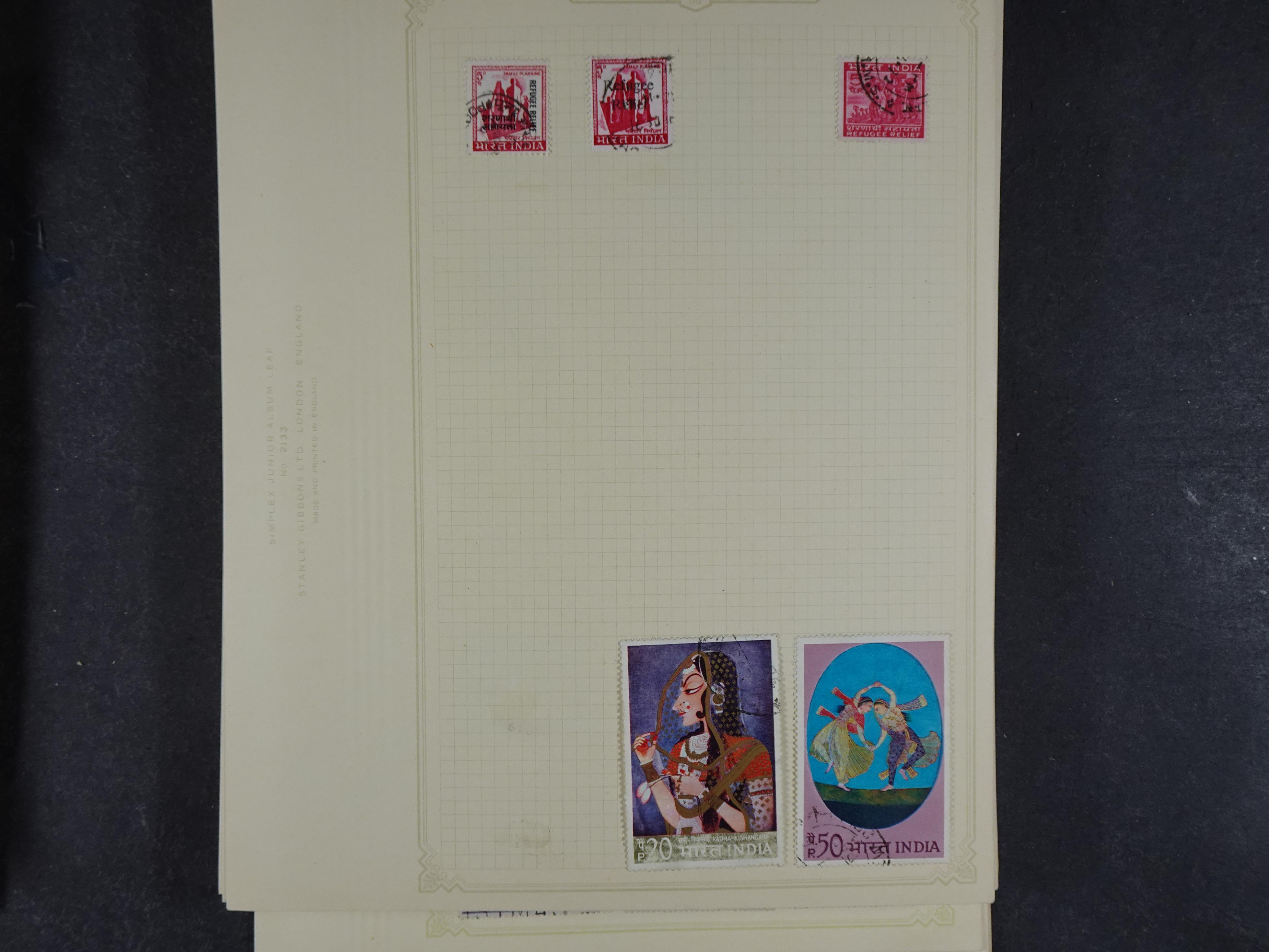 Doos met allerlei materiaal diverse betere zegels en fraaie stempels.
 327