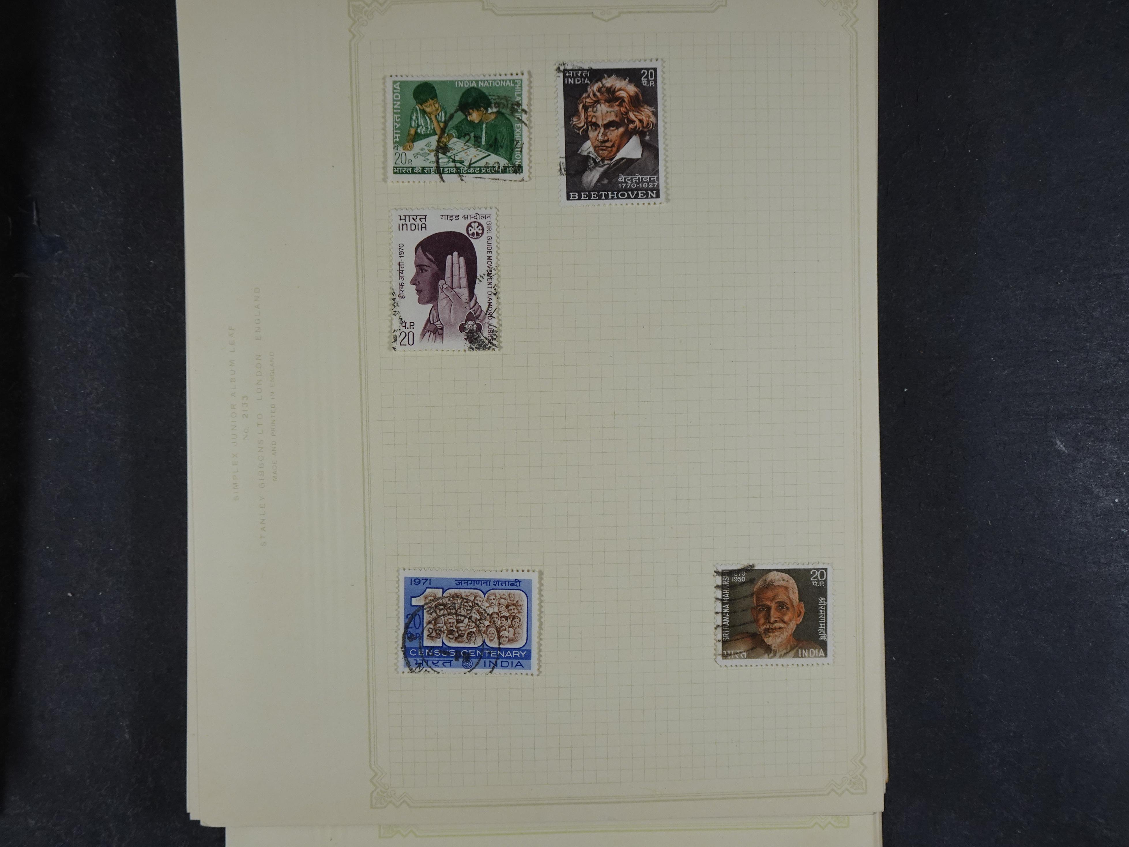 Doos met allerlei materiaal diverse betere zegels en fraaie stempels.
 328