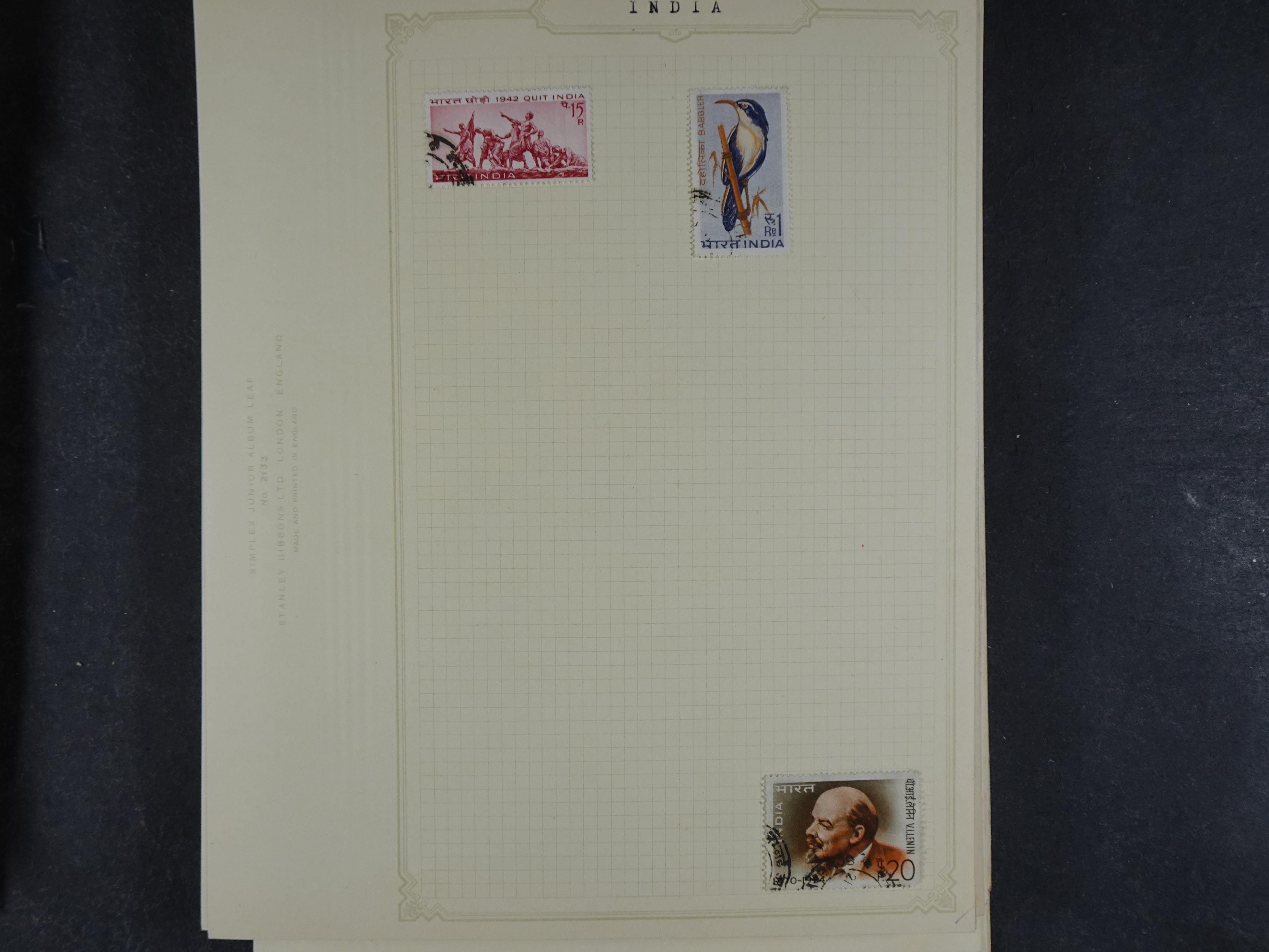 Doos met allerlei materiaal diverse betere zegels en fraaie stempels.
 329