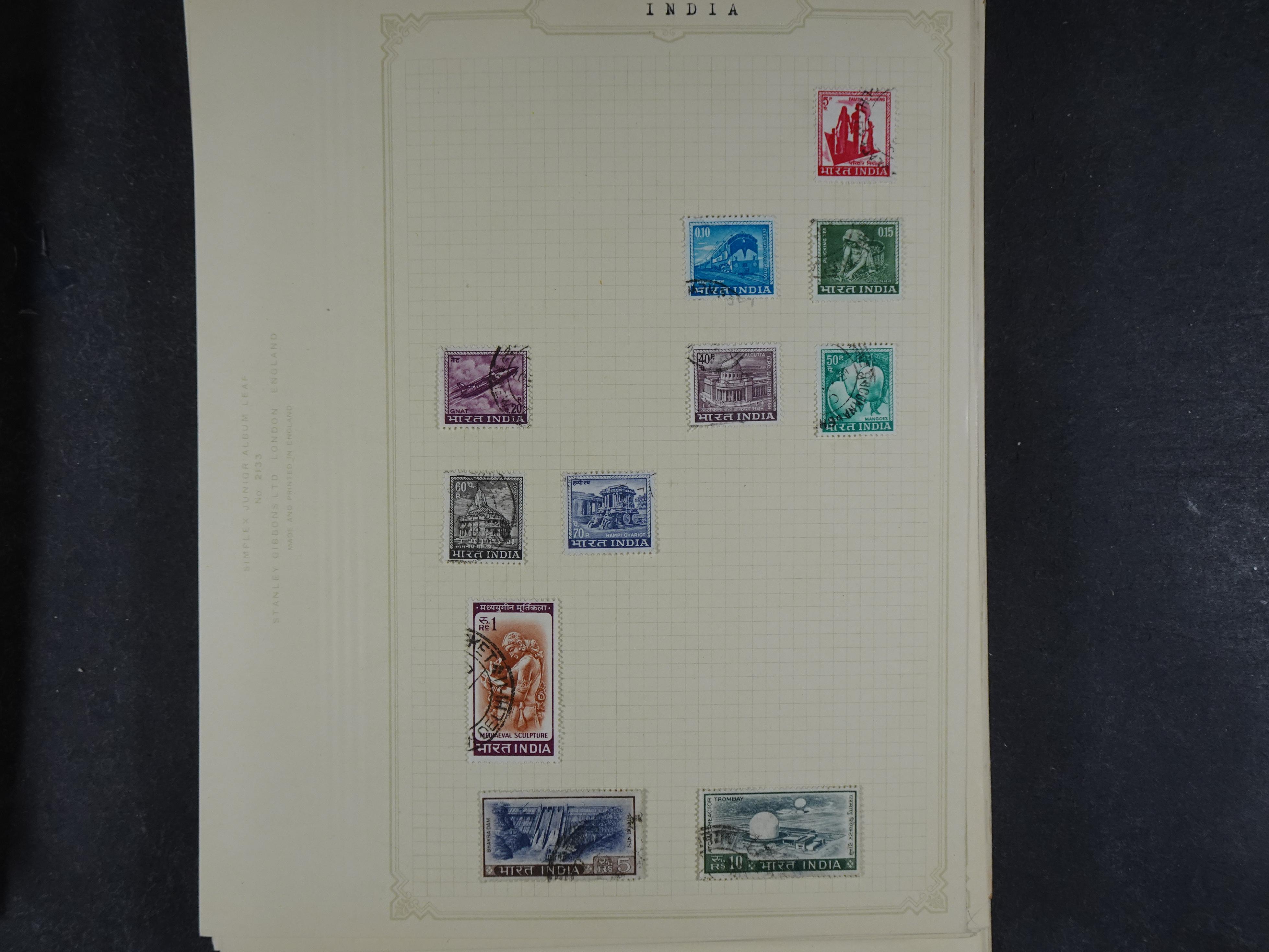 Doos met allerlei materiaal diverse betere zegels en fraaie stempels.
 330