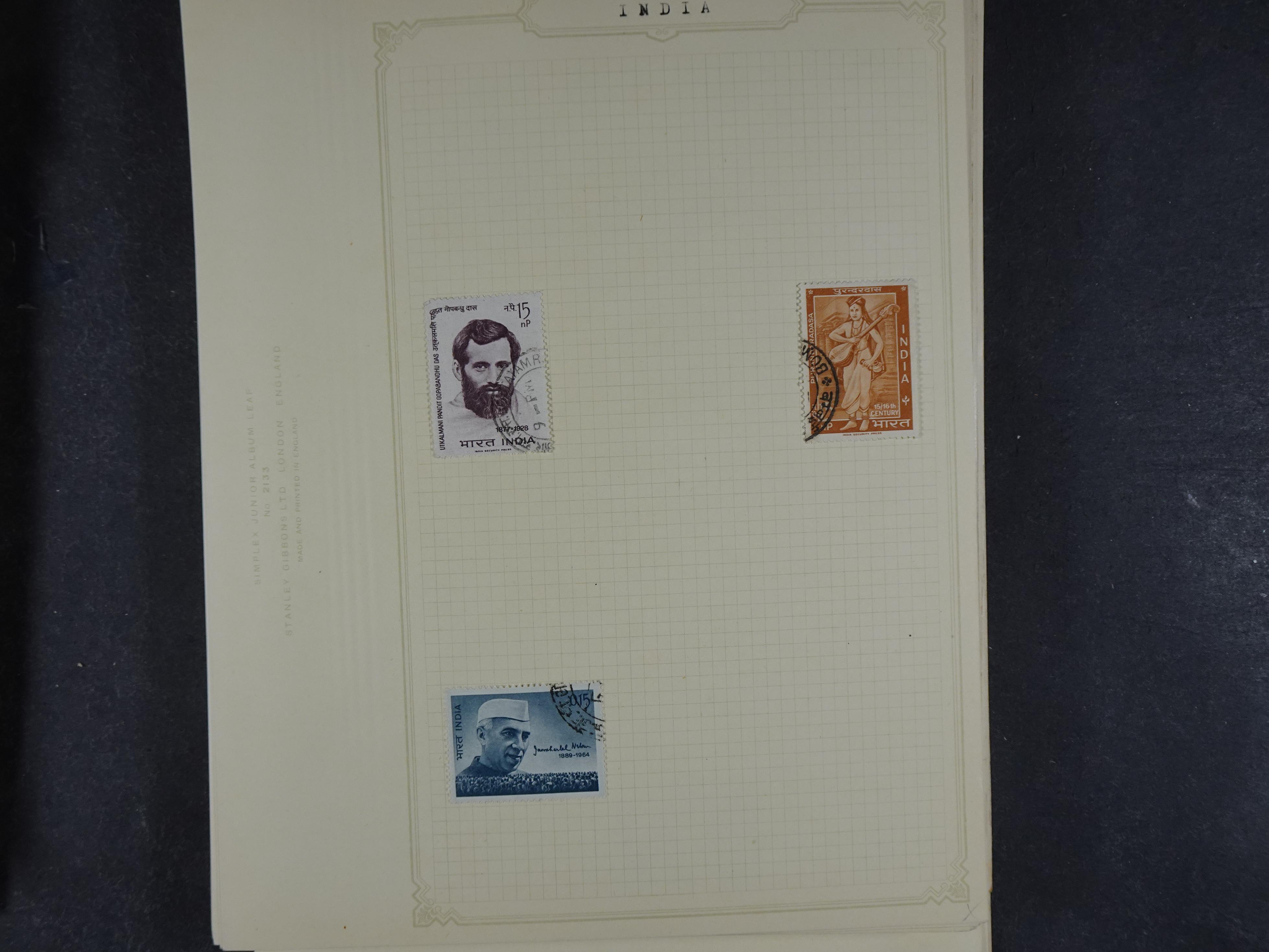 Doos met allerlei materiaal diverse betere zegels en fraaie stempels.
 331