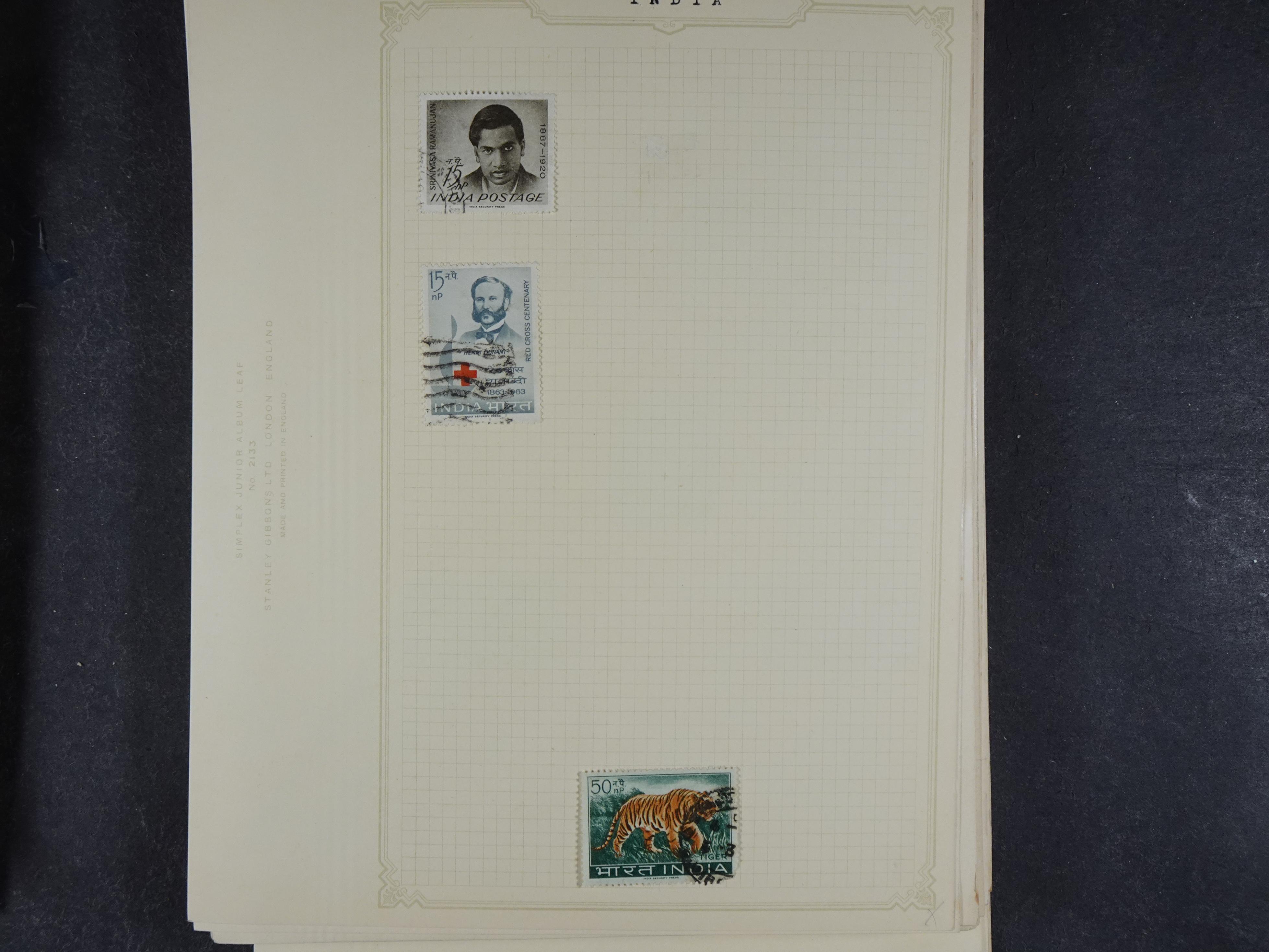 Doos met allerlei materiaal diverse betere zegels en fraaie stempels.
 332