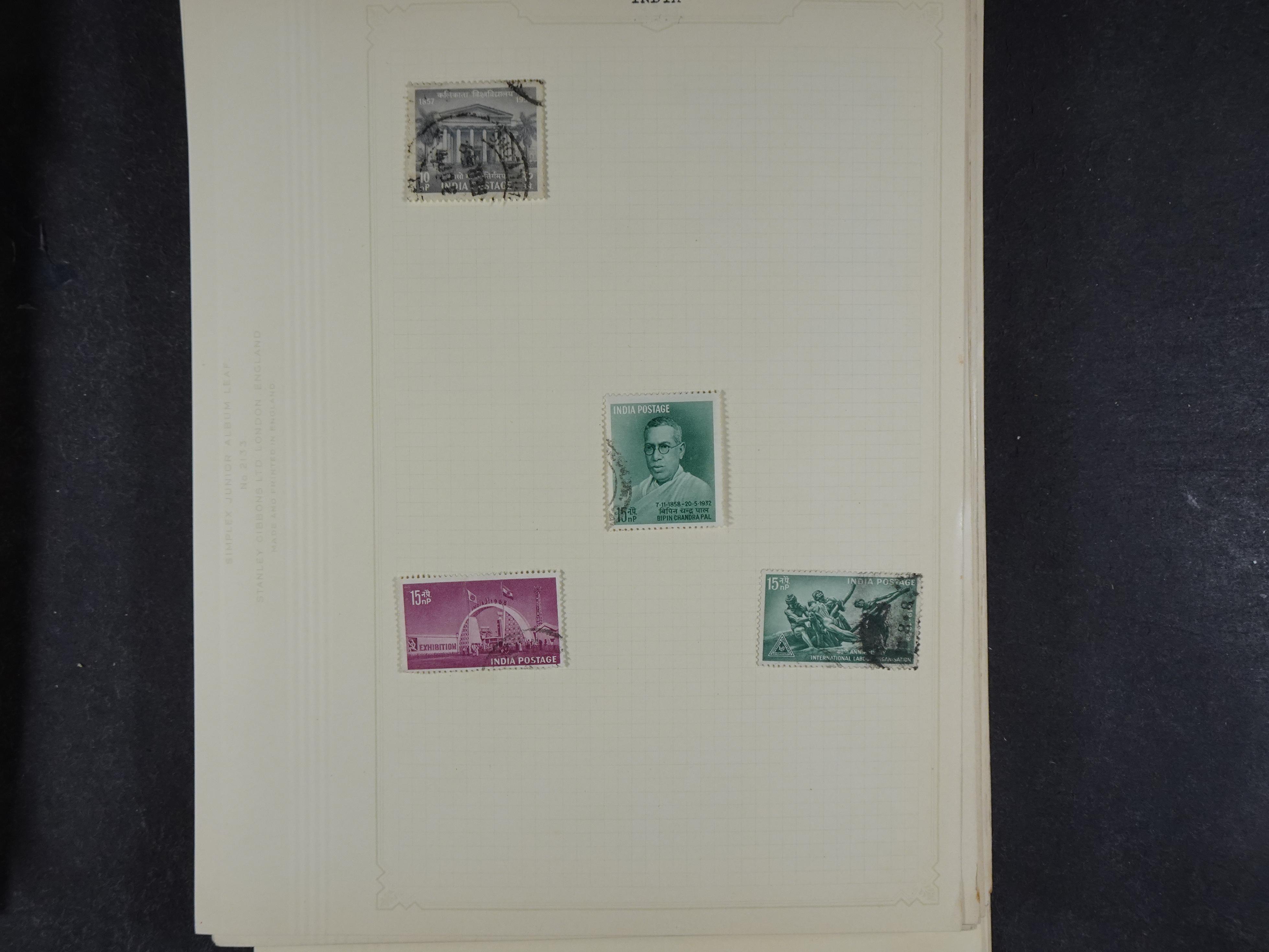 Doos met allerlei materiaal diverse betere zegels en fraaie stempels.
 333