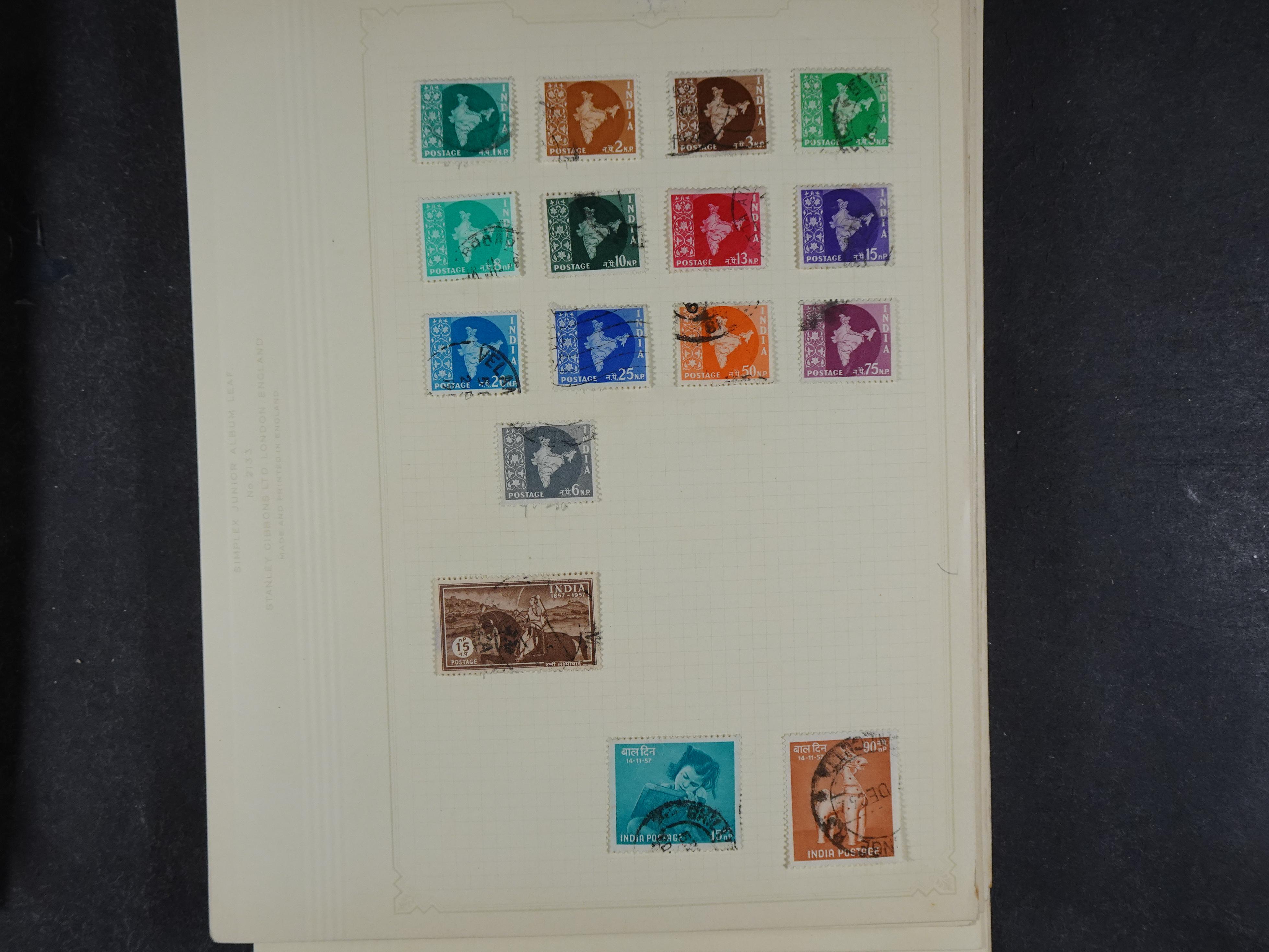 Doos met allerlei materiaal diverse betere zegels en fraaie stempels.
 334