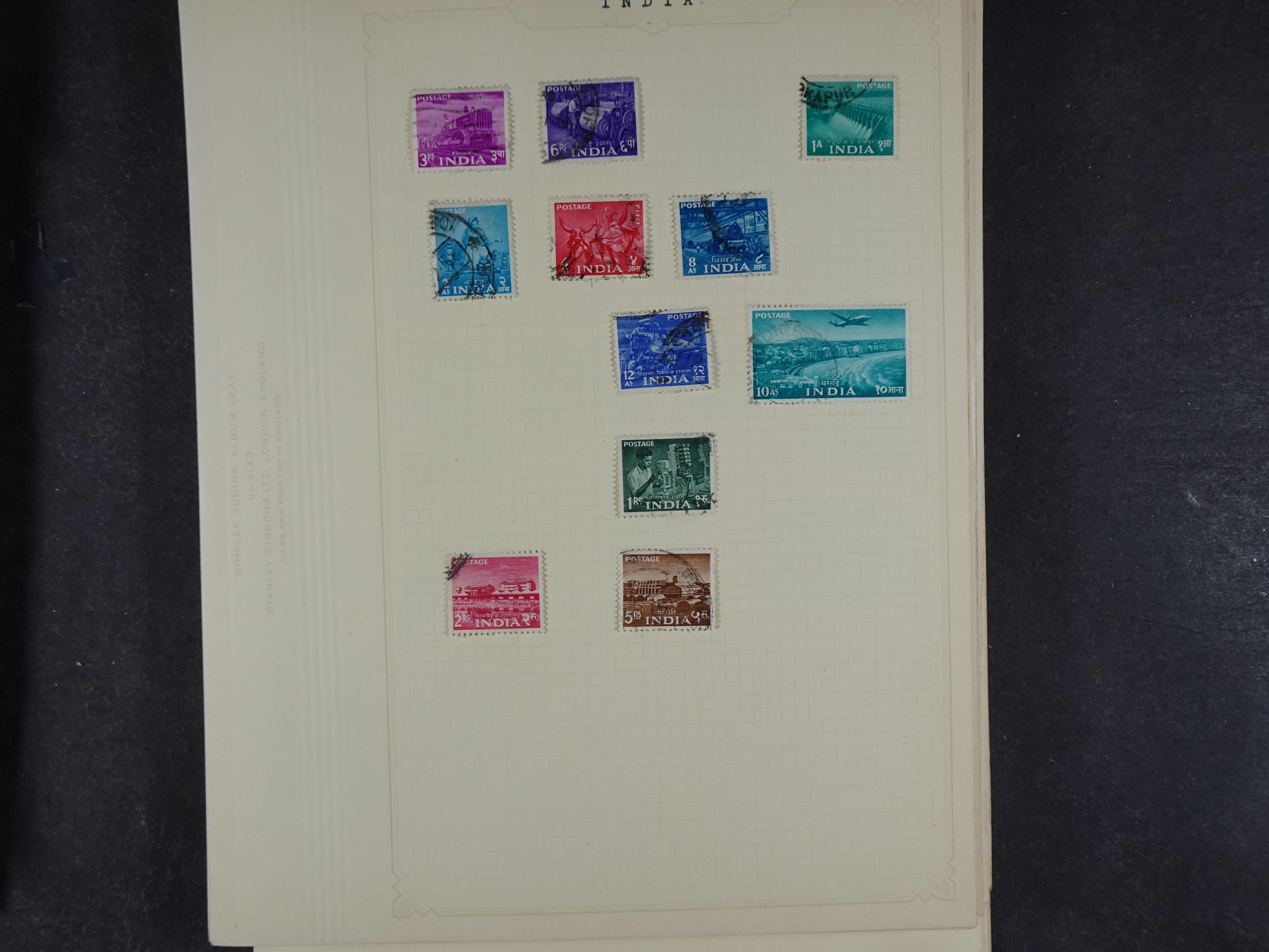 Doos met allerlei materiaal diverse betere zegels en fraaie stempels.
 335