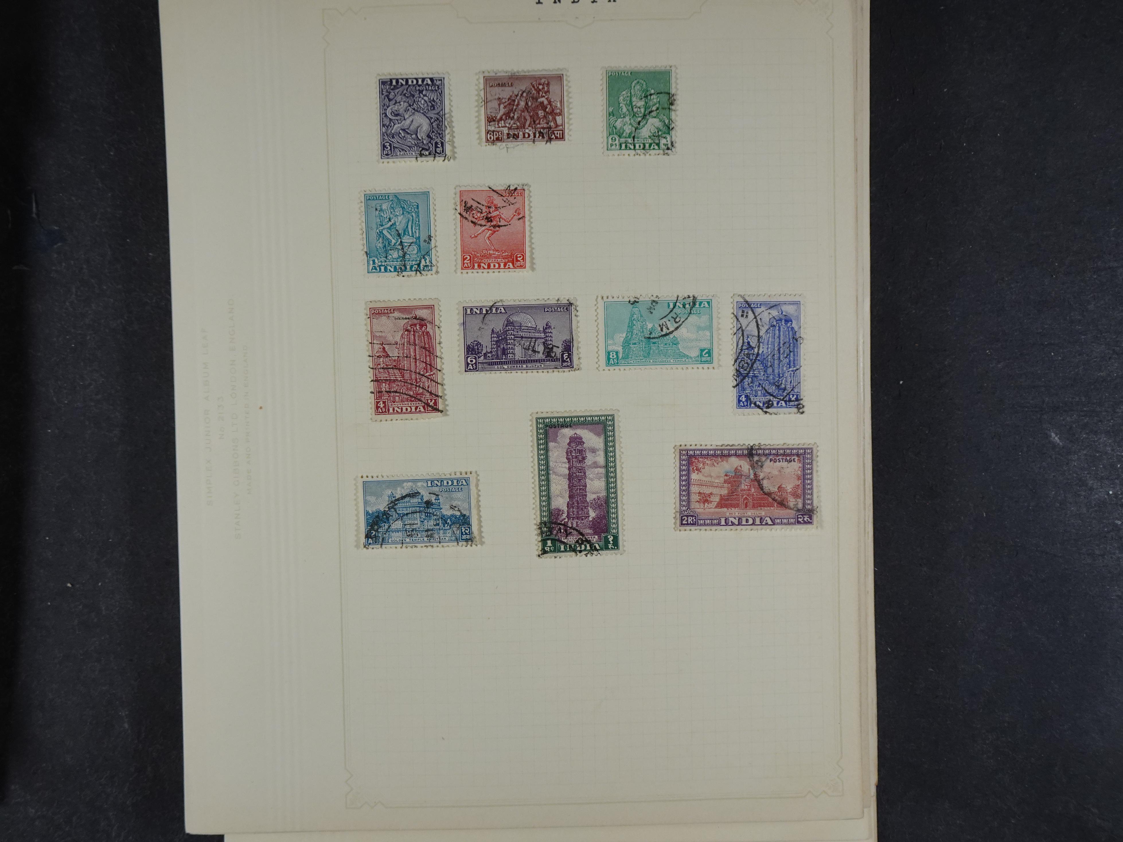 Doos met allerlei materiaal diverse betere zegels en fraaie stempels.
 336