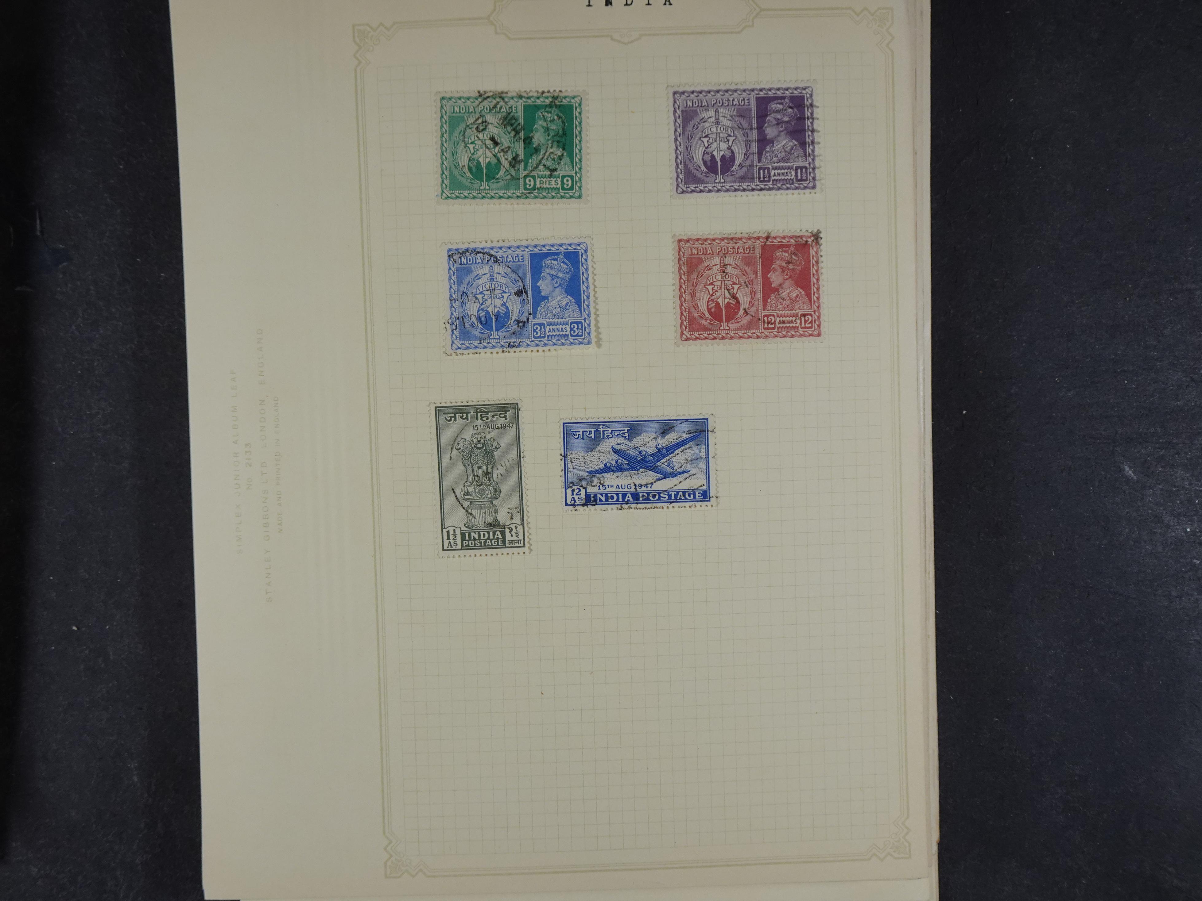 Doos met allerlei materiaal diverse betere zegels en fraaie stempels.
 337