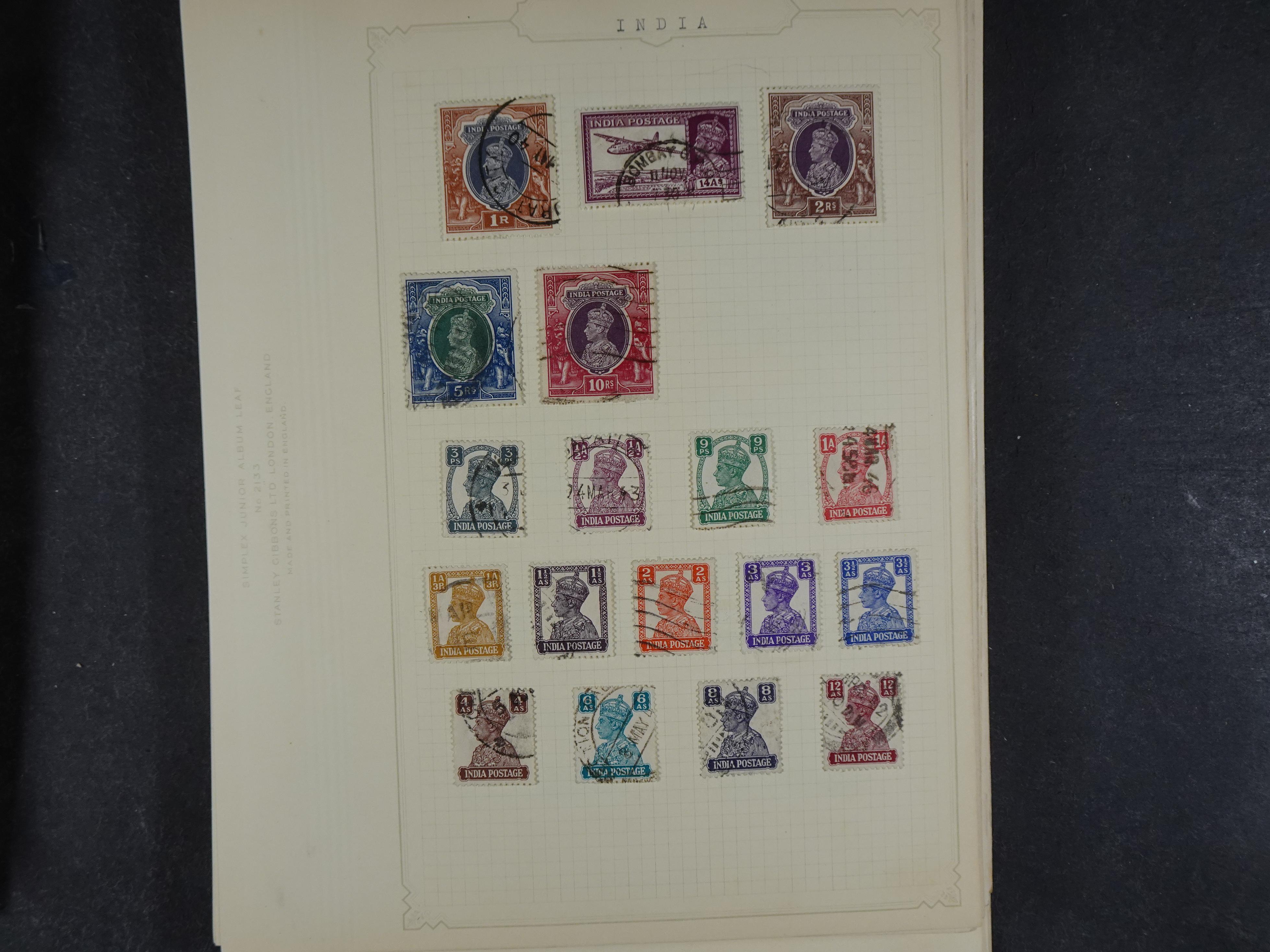 Doos met allerlei materiaal diverse betere zegels en fraaie stempels.
 338