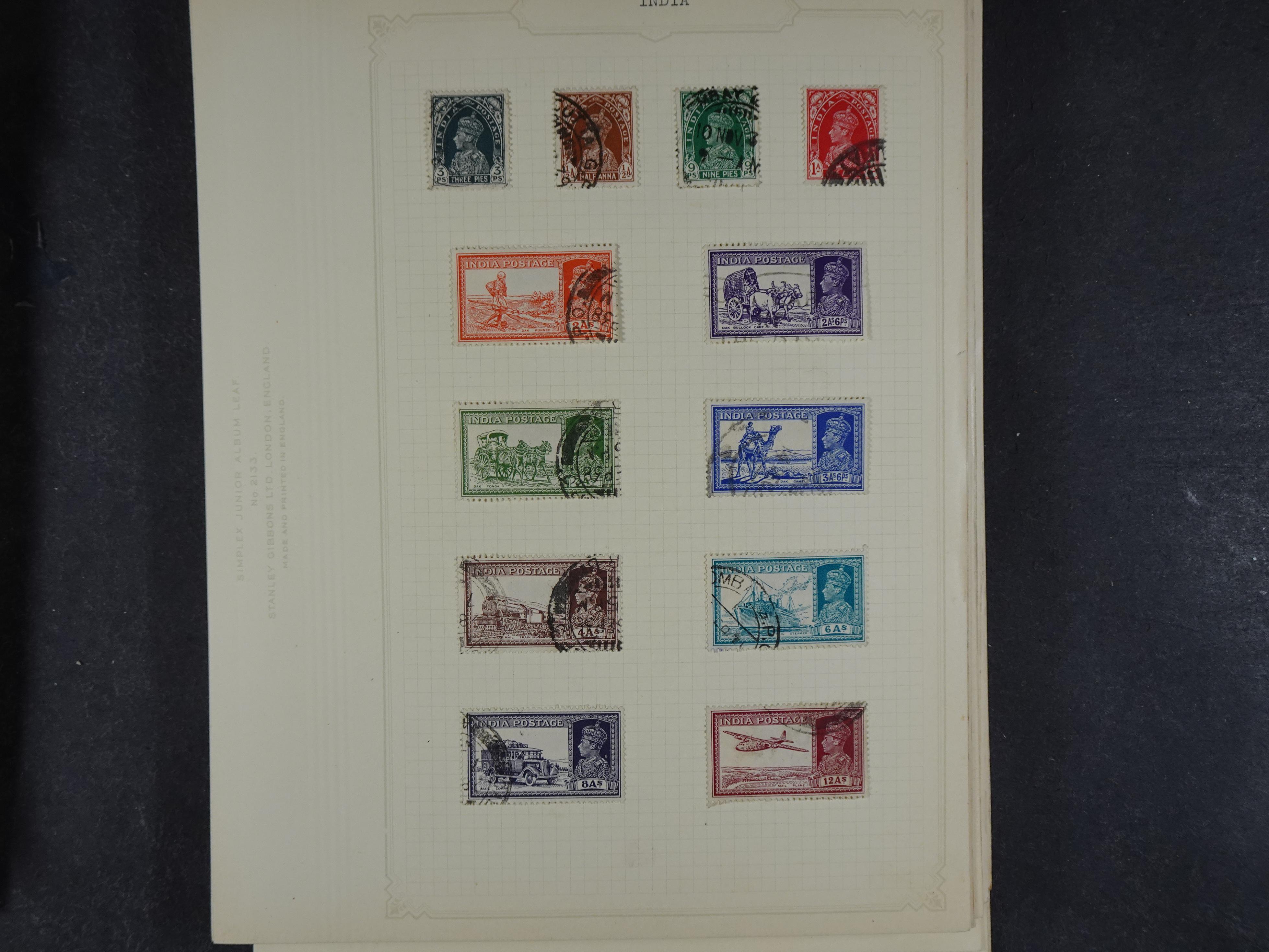 Doos met allerlei materiaal diverse betere zegels en fraaie stempels.
 339