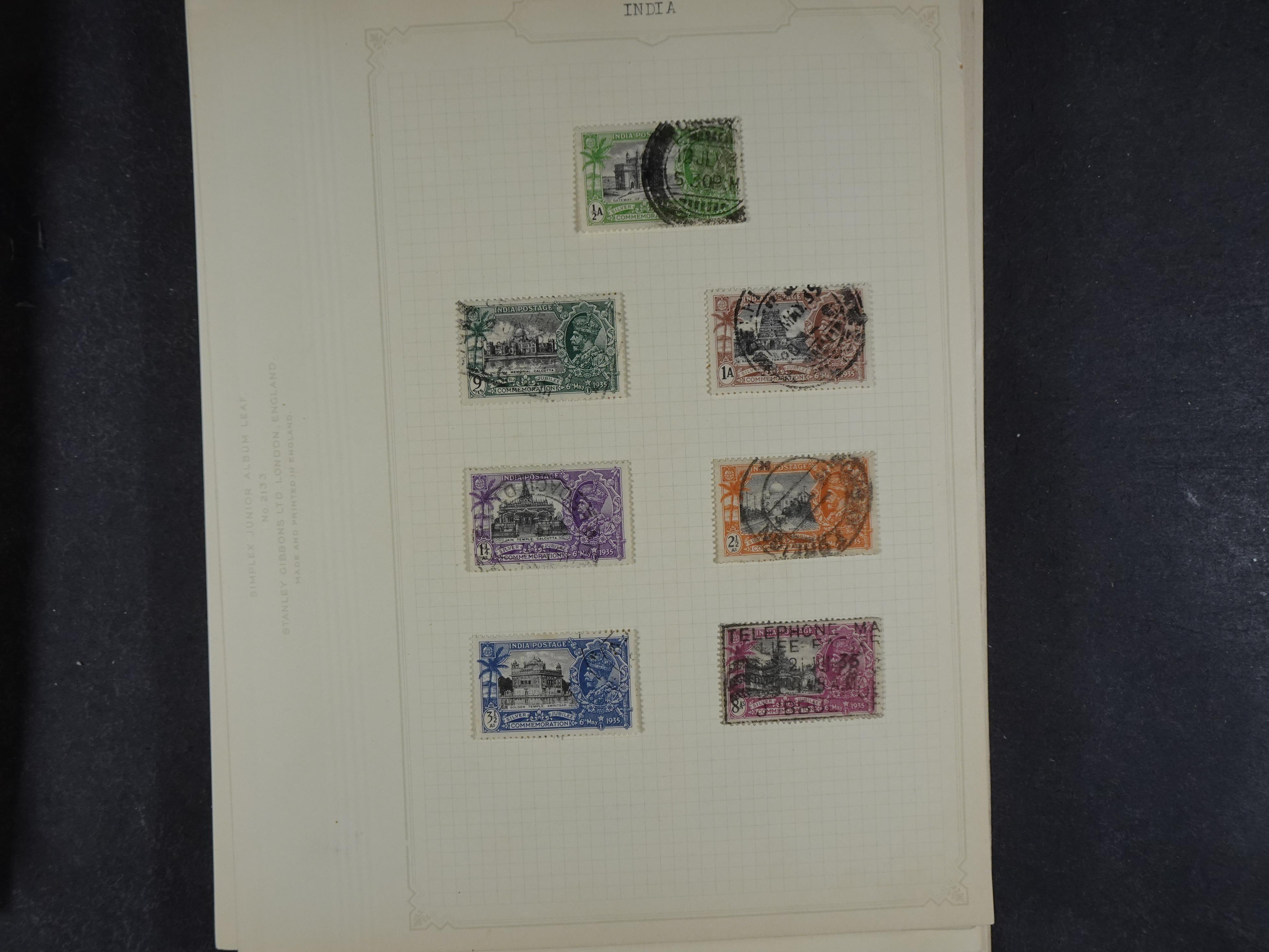 Doos met allerlei materiaal diverse betere zegels en fraaie stempels.
 340