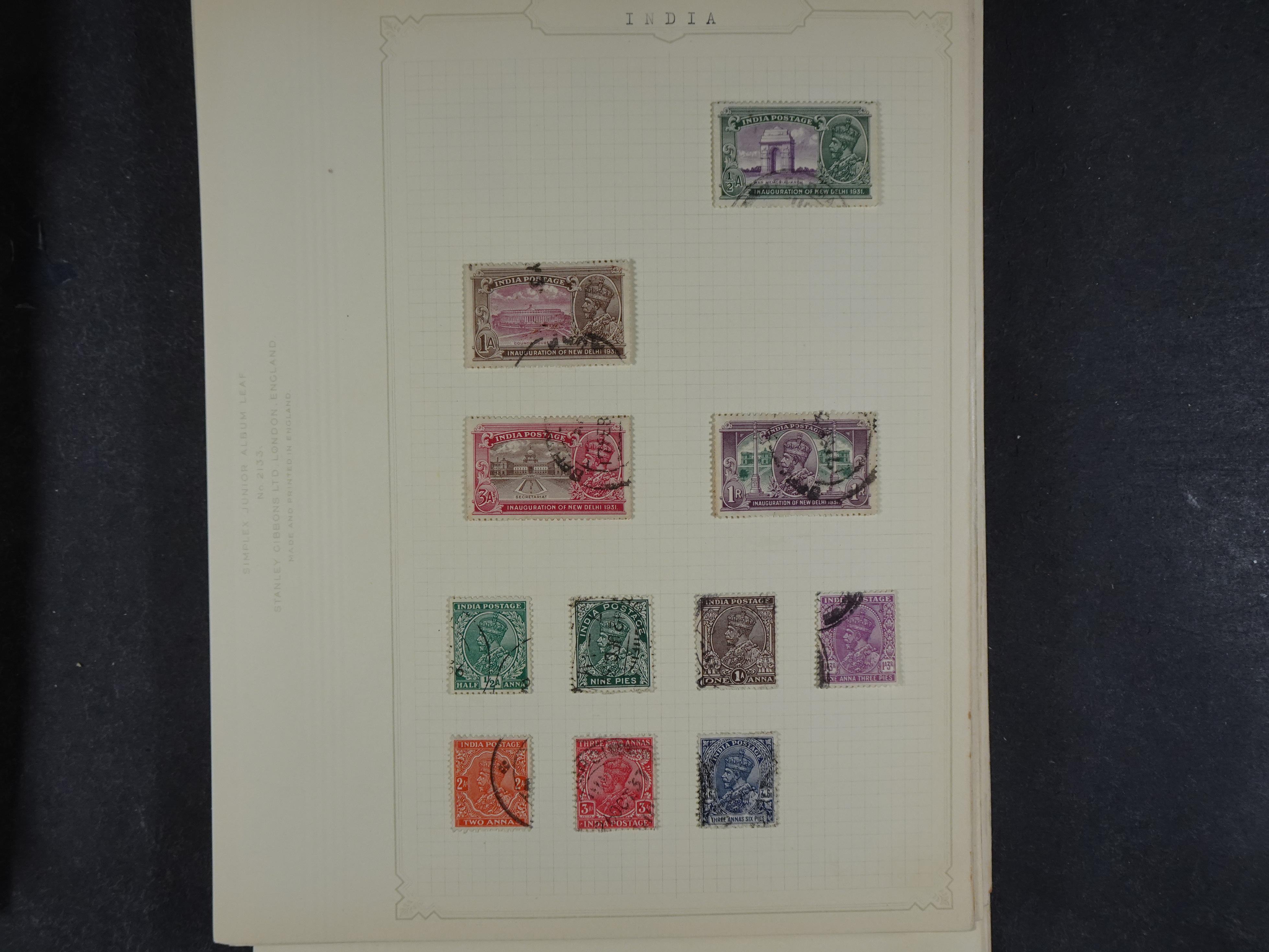 Doos met allerlei materiaal diverse betere zegels en fraaie stempels.
 341